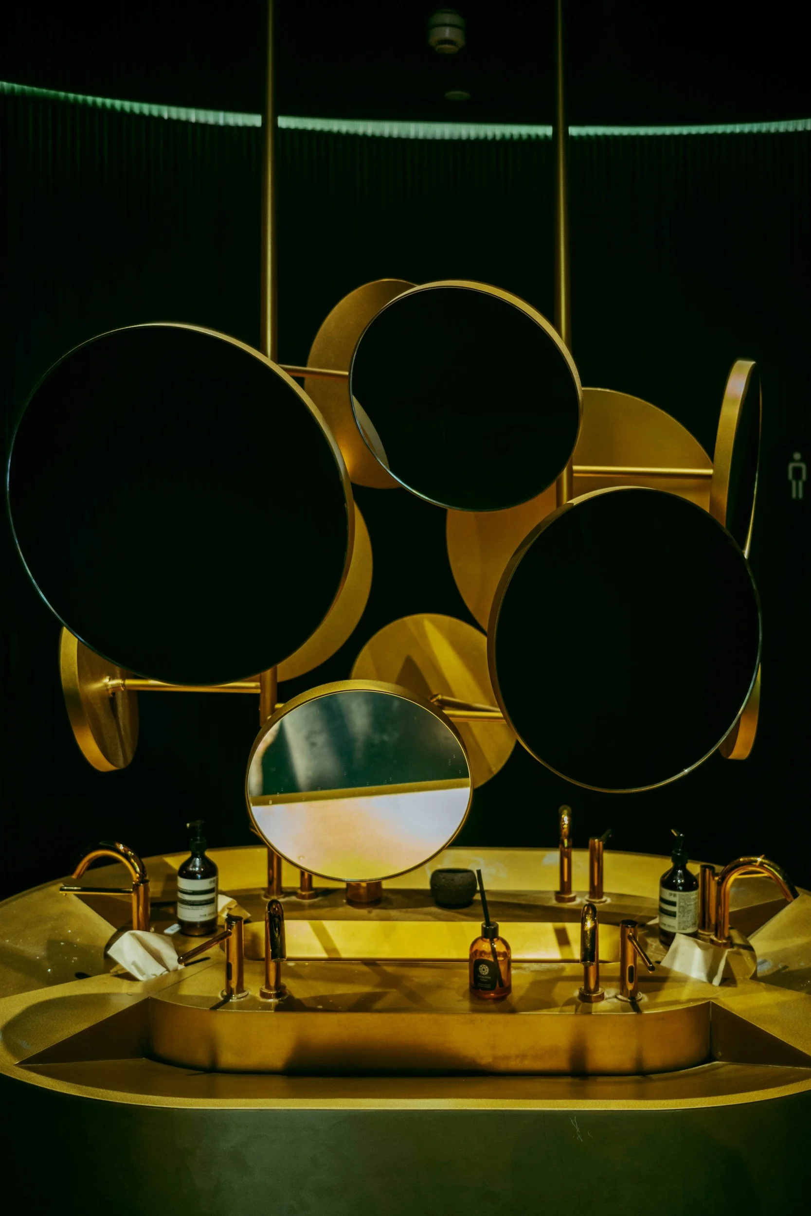 SENIOR ACCOUNT EXECUTIVE / JUNIOR ACCOUNT MANAGER - (LUXURY PROPERTY &amp; DESIGN PR) - LONDON