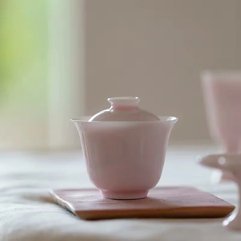 There&rsquo;s a Reddit community for almost everything, even for loose leaf tea culture. A user posted a question about &ldquo;the benefit of using a Gaiwan for tea steeping when they can simply use their teapot&rdquo;

A member of that community ans