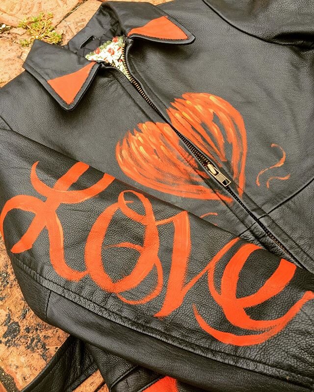 ❤️❤️LOVE❤️❤️❤️ Little angels so full of love you can see their hearts ablaze.

We are mere cherubs.  Love.  Hope. 
Black leather, waist tied jacket with red hand painted images.

Artist signed original &ldquo;g&rdquo;  by Danny Grosso created for the
