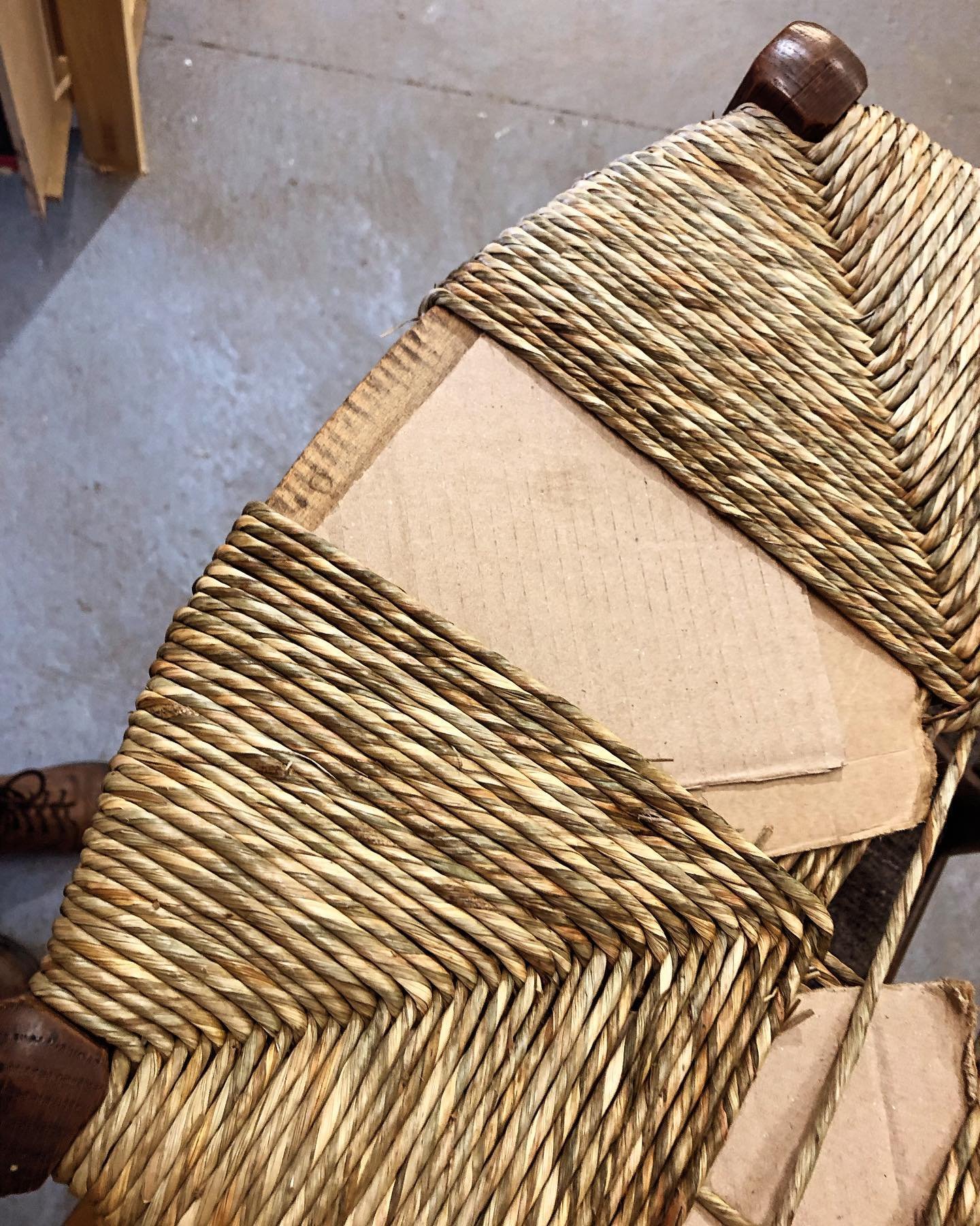Tidy tidy corners 👌🏻
.
.
.
.

#furniture #chairs #chair #restoration #repair #restore #mend #upholsterer #upholstery #reupholster  #rush #rattan #cane #seatweaving #rushseating #somerset #dorset #southwest #smallbusiness #design #interior #interior