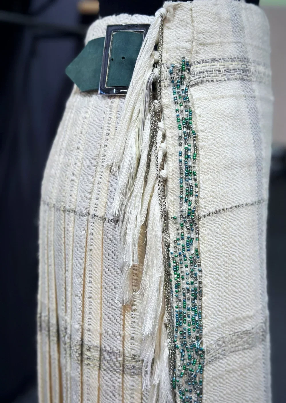 DYE-WEAVE-PLEAT-ScottishCraftCollaboration_VEVAR_handweavers_credit_ACHAPPELL.webp
