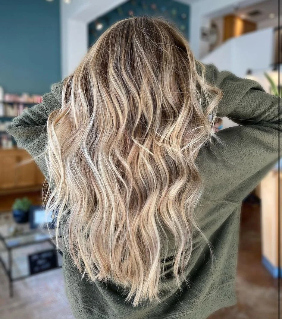 Blonde Babe✨
&bull;&bull;&bull;
We love this bright sun kissed look @abbeyospina_hair gave her client!