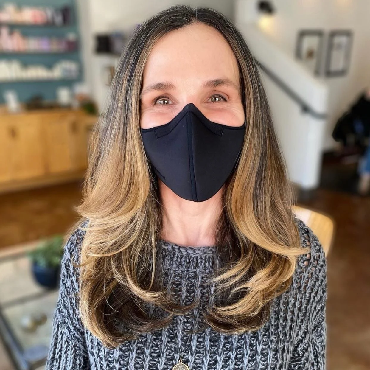EMBRACE YOUR GRAYS!
&bull;&bull;&bull;
@abbeyospina_hair refreshed her sweet client&rsquo;s balayage and helped blend her beautiful tinsel pieces!🤍