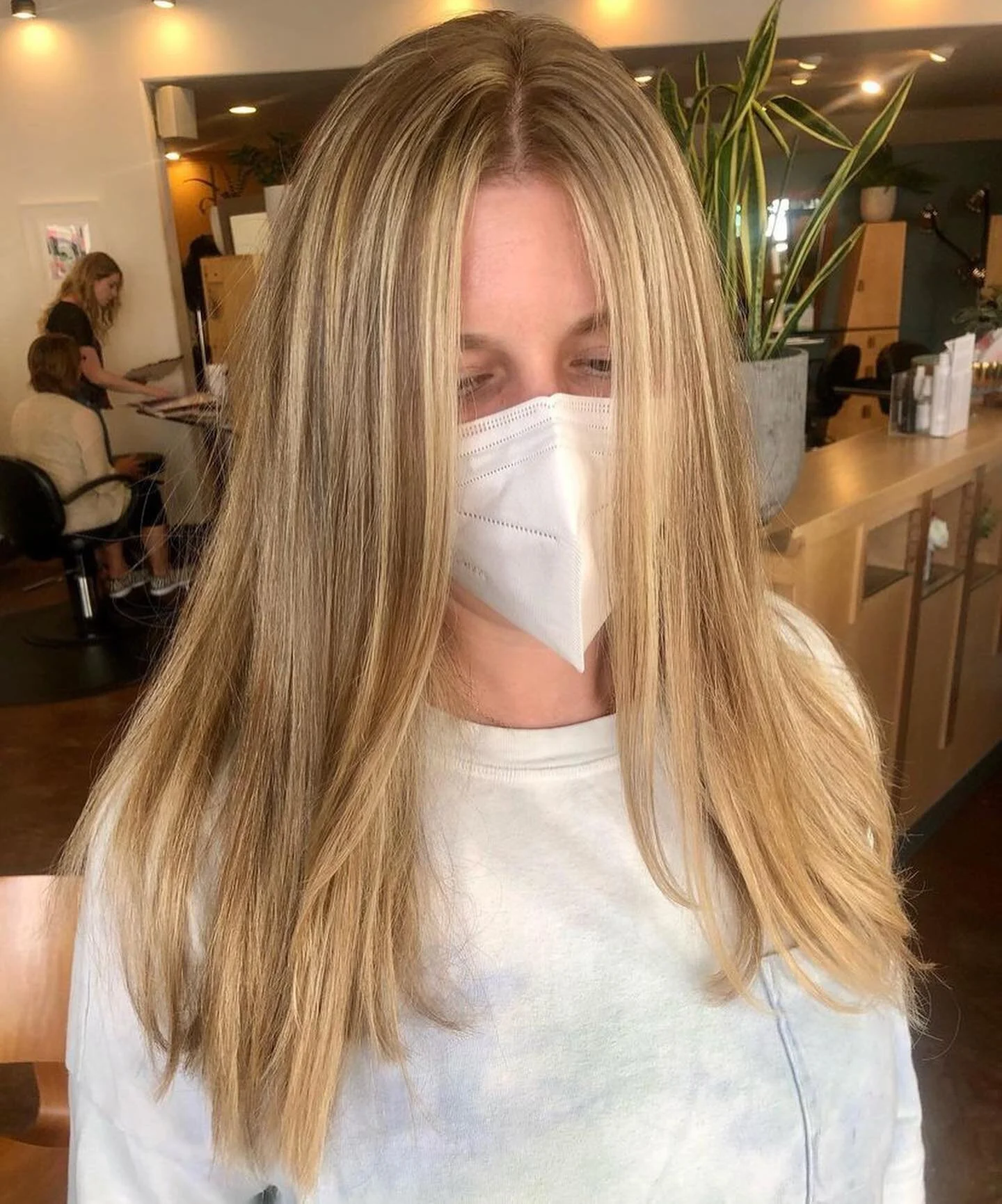 @lainarosshair using her magic touch✨
&bull;&bull;&bull;
Her client Claire had not been in since pre COVID! Laina brightened up this beautiful mama, using the outgrowth as a lowlight.💛