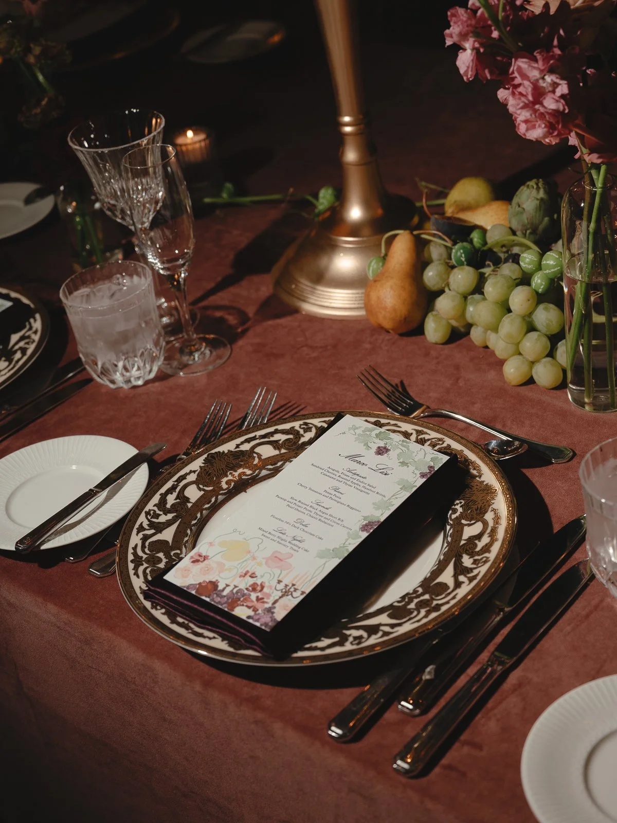 Moody candlelit luxury wedding florals45.jpg