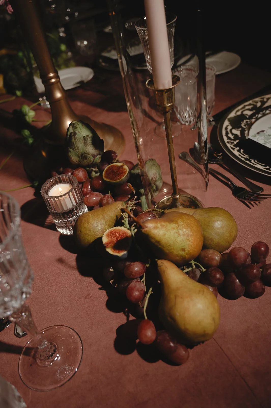 Moody candlelit luxury wedding florals44.jpg