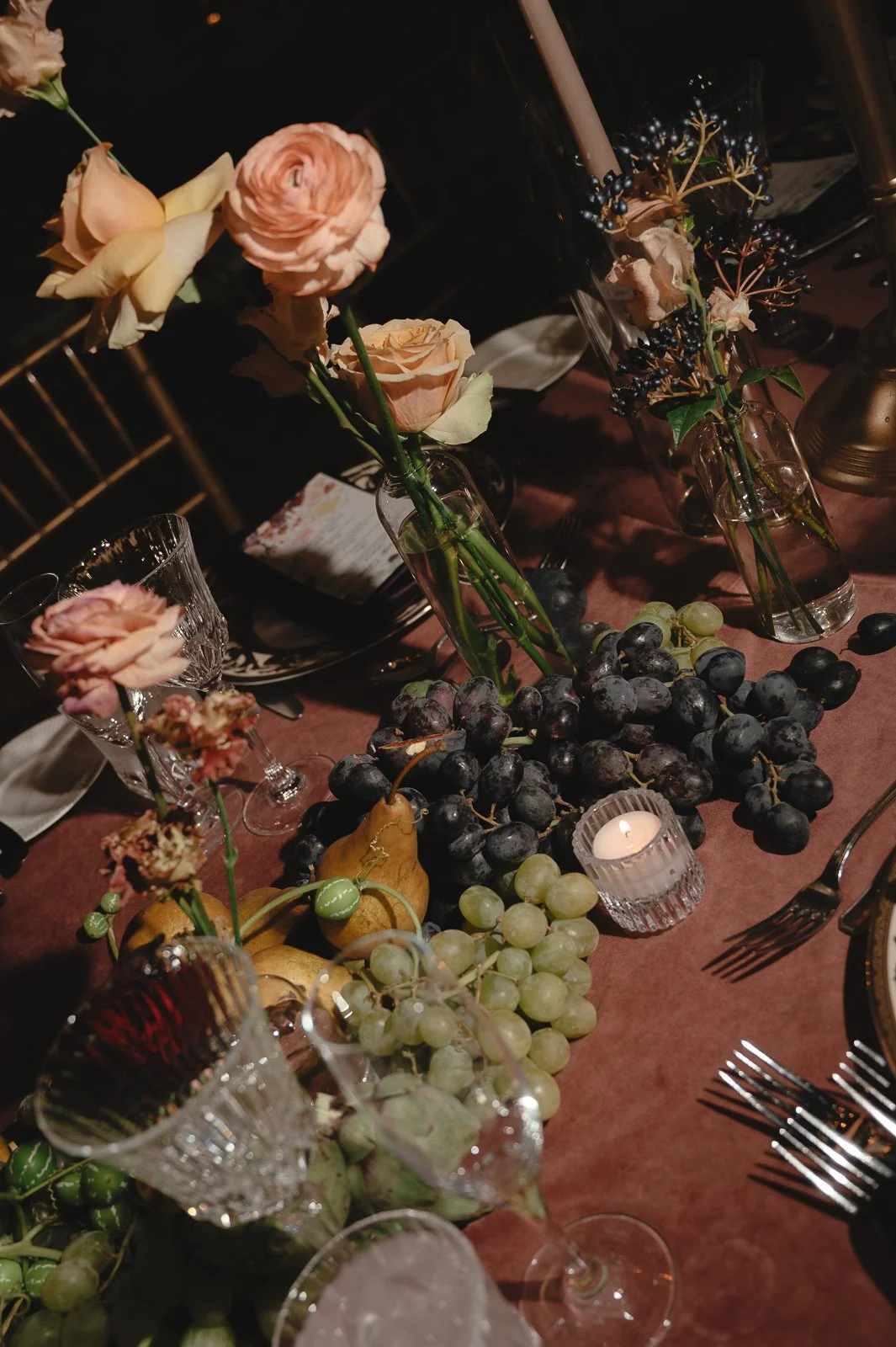 Moody candlelit luxury wedding florals43.jpg