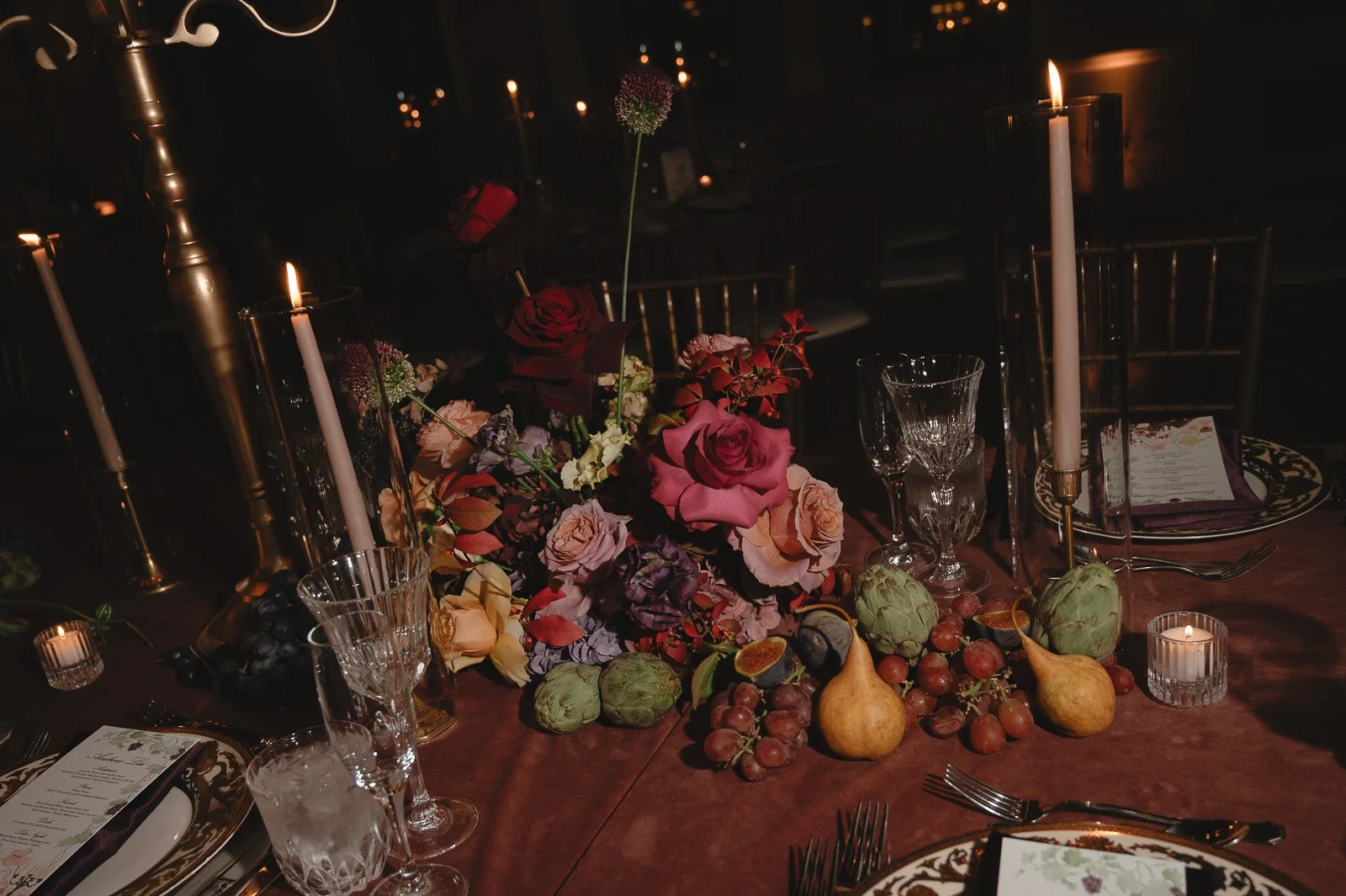 Moody candlelit luxury wedding florals40.jpg