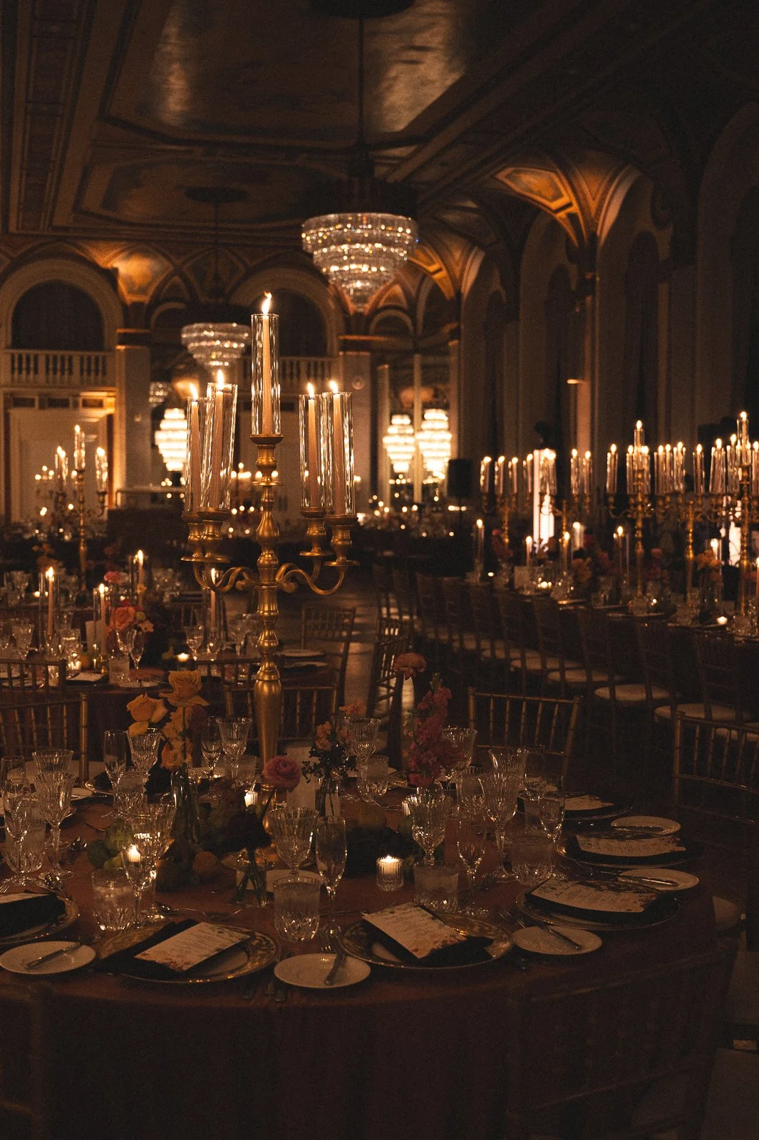 Moody candlelit luxury wedding florals39.jpg