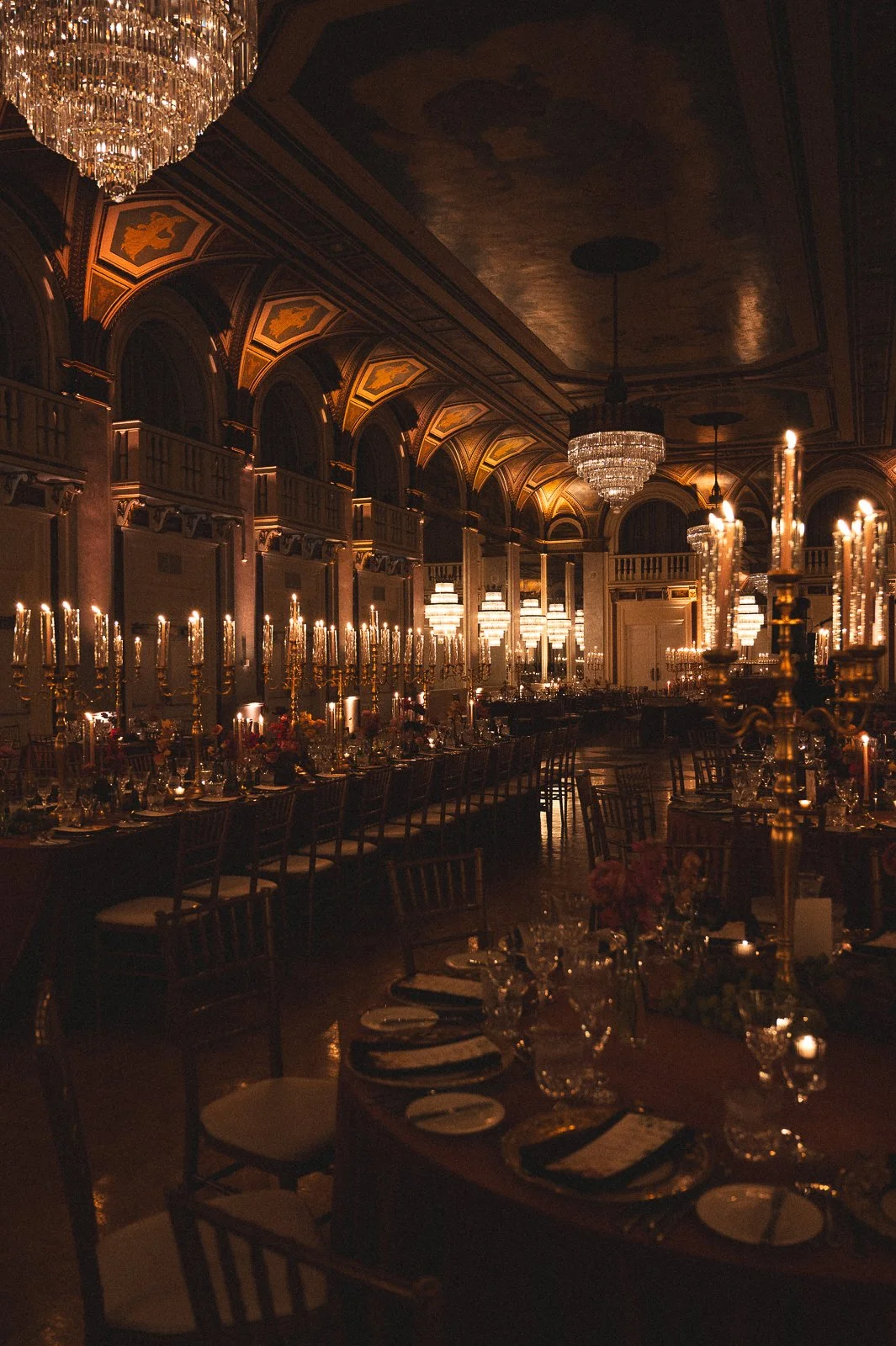 Moody candlelit luxury wedding florals36.jpg