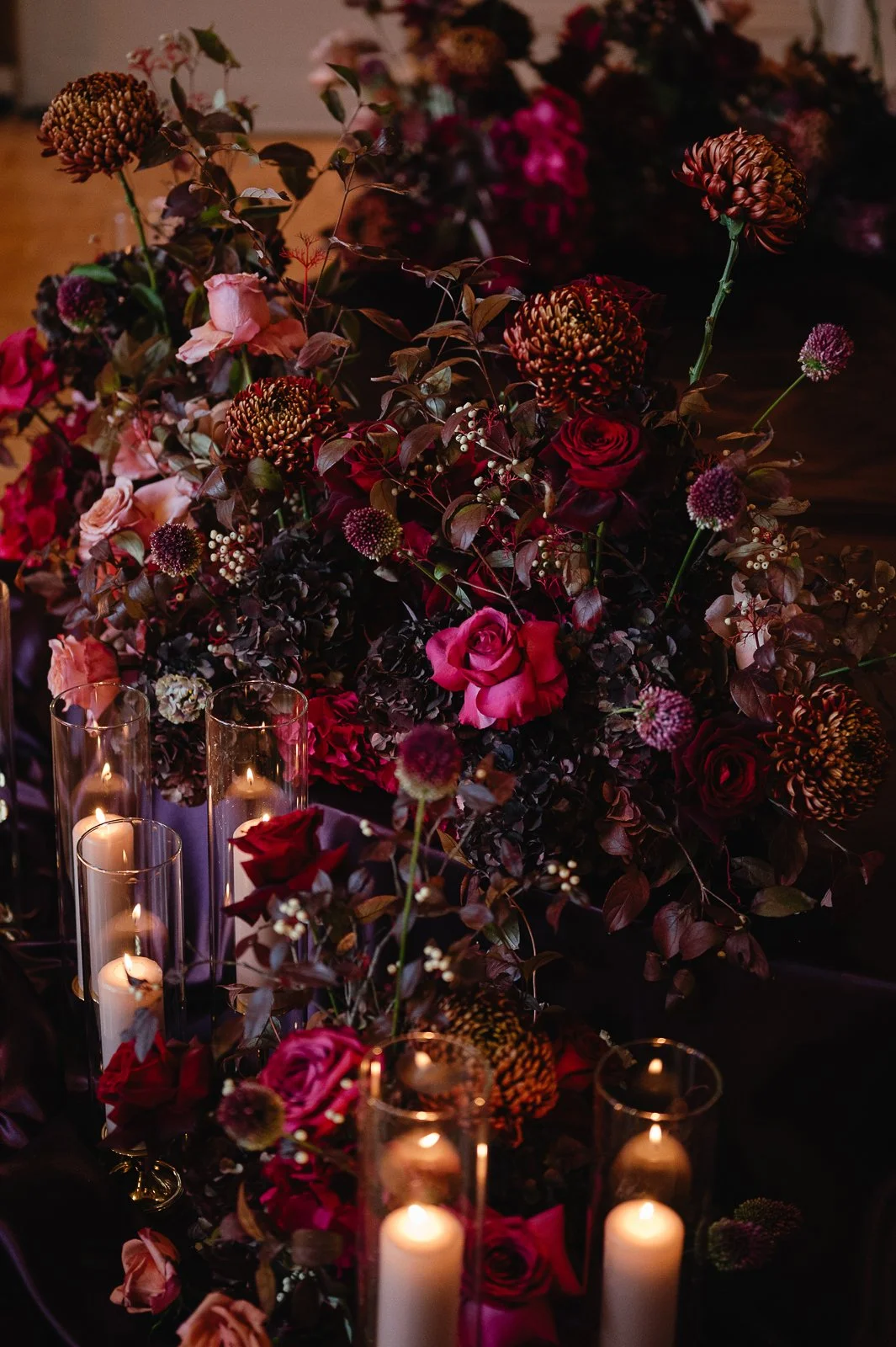 Moody candlelit luxury wedding florals25.jpg