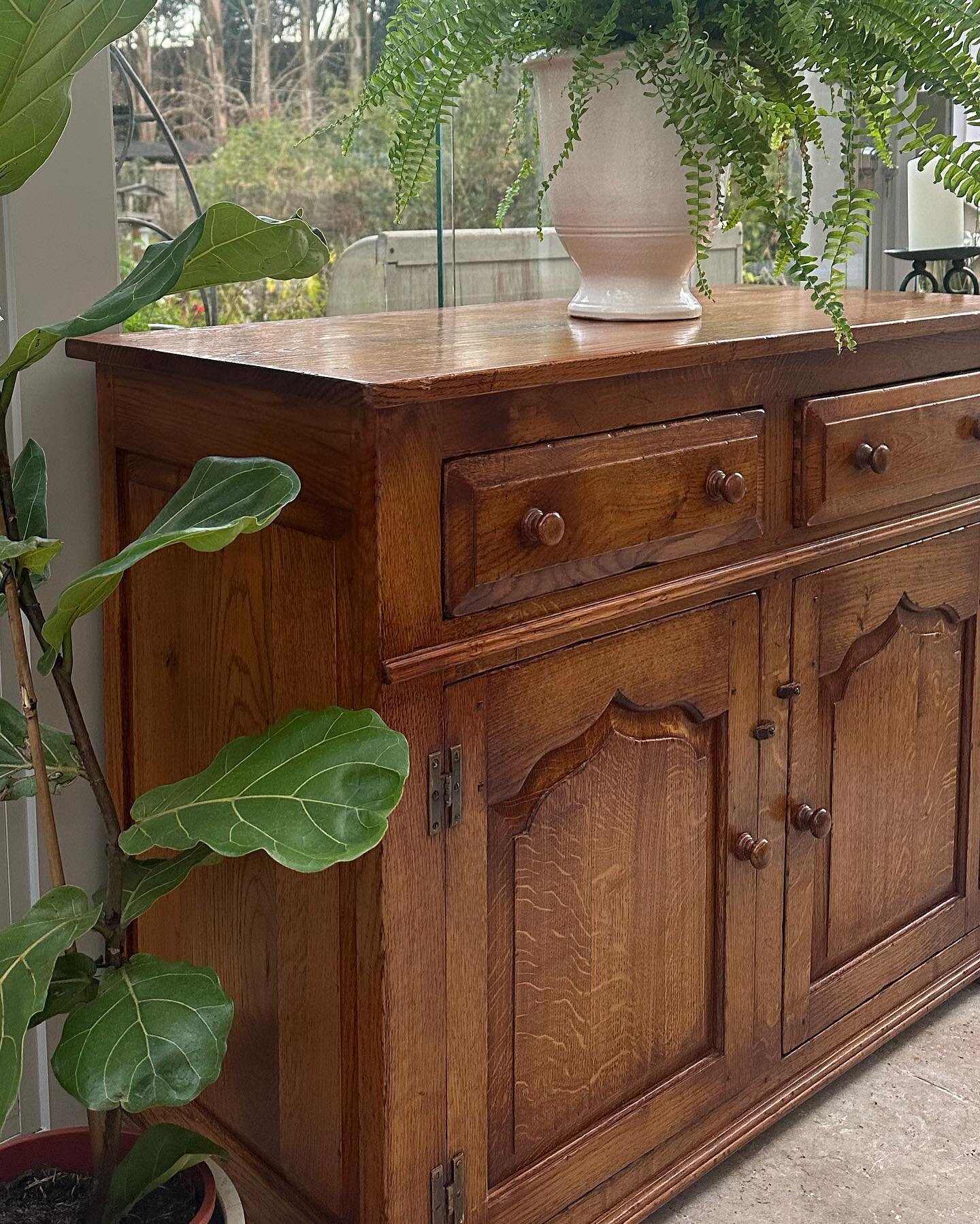 A quality vintage oak sideboard bringing a touch of charm and practical elegance to any space it graces ~ Now Available 🧡 #solidoak #qualityfurniture #diningroomfurniture #storagespace #oakcupboard #oaksideboard #vintagefurniture #vintagedecor #stor