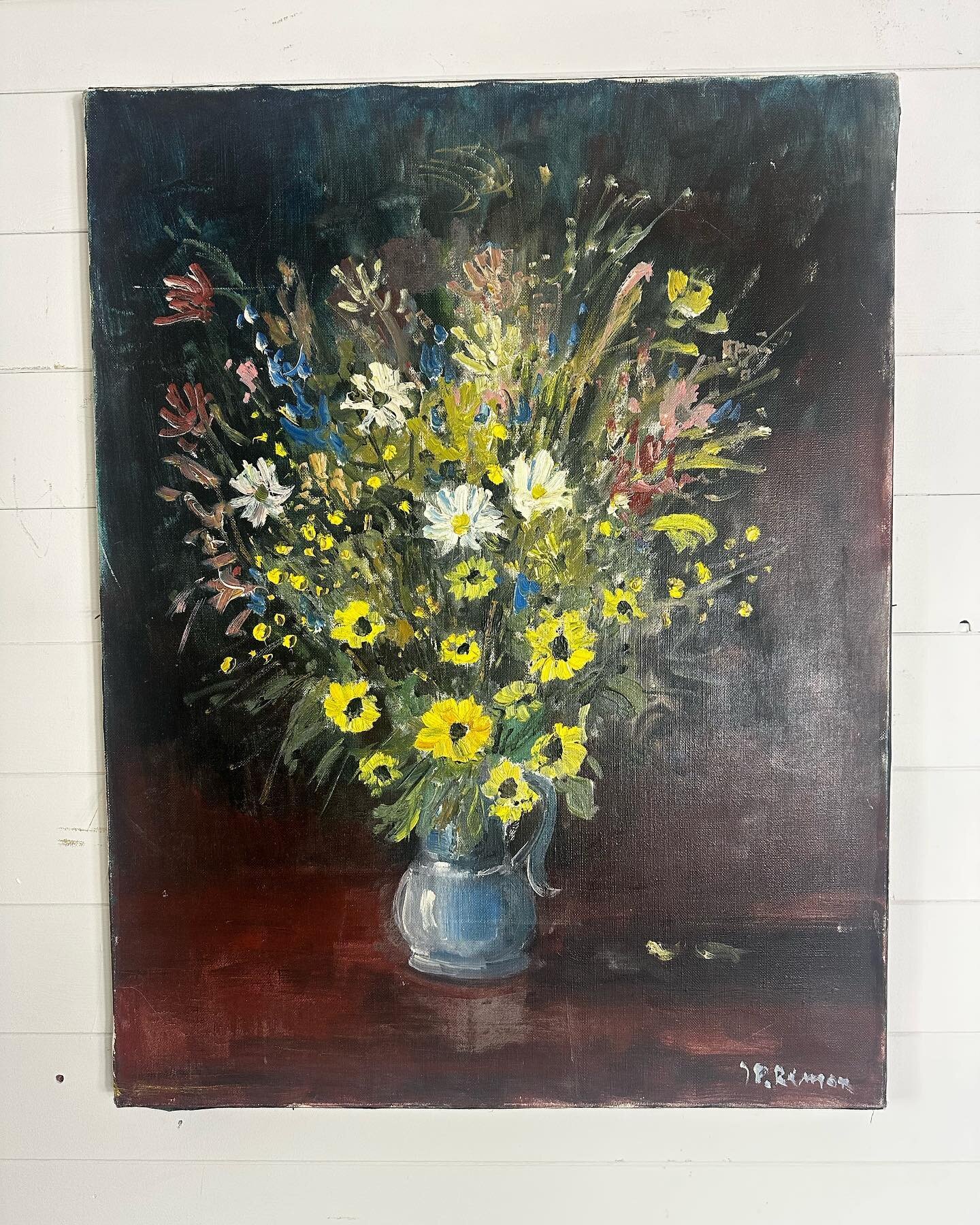 A wonderful vintage French floral oil on canvas. I love how the black background makes the colours just pop! Will be going onto the website shortly 🧡 Measures 50 x 65cm 💛