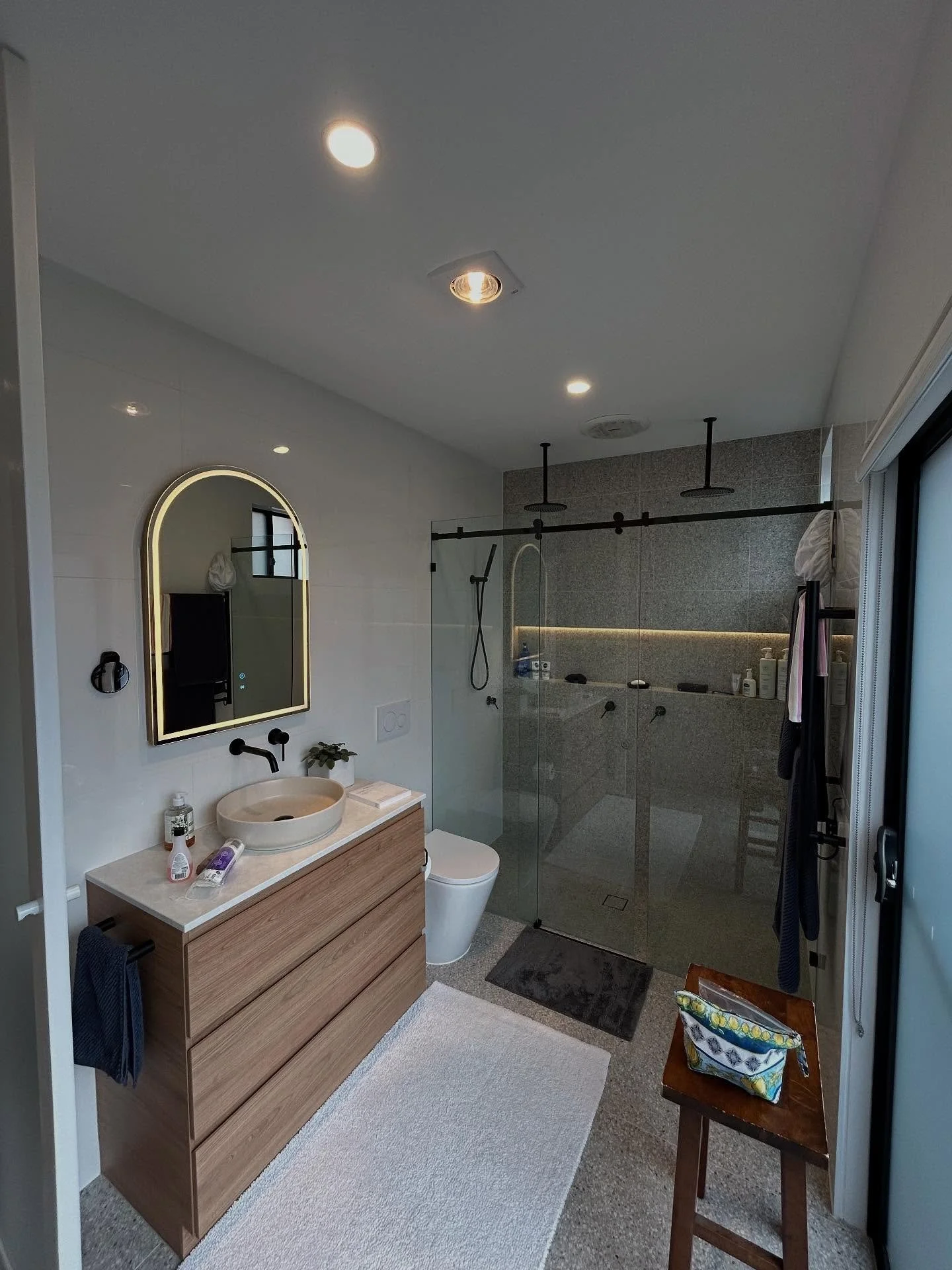 A couple of recent bathroom renovations with the crew.
@jd.building_and_tiling 
@connect_plumbing_services