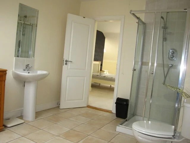 124 Laraghcon - Master Ensuite.JPG
