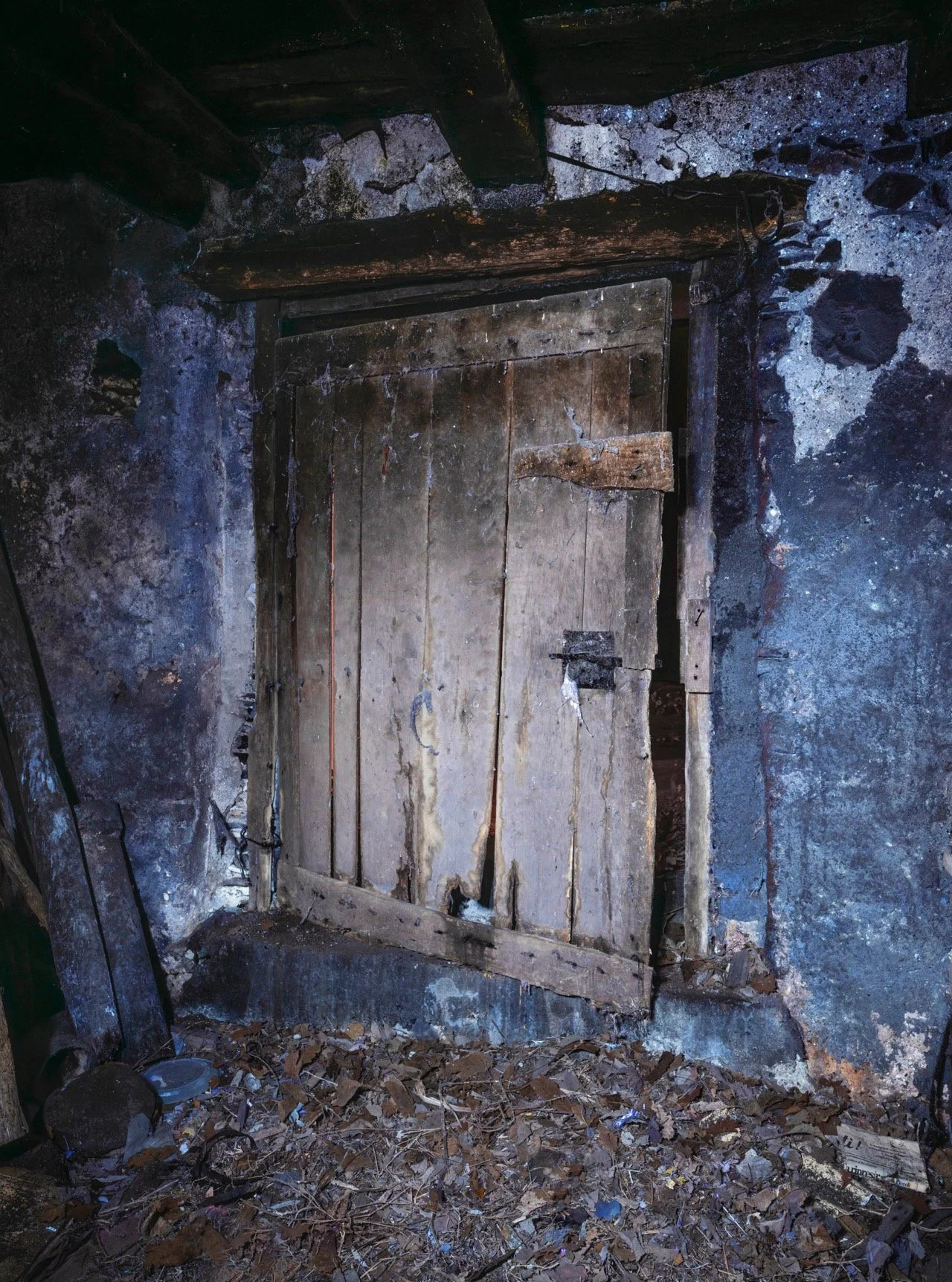 My curiosity about what exists beyond the frame led me to explore the hidden structures of organised crime. I became fascinated by how these worlds are shaped by loyalty, hierarchy and silence. This sparked a deeper interest in mafia organisations, w