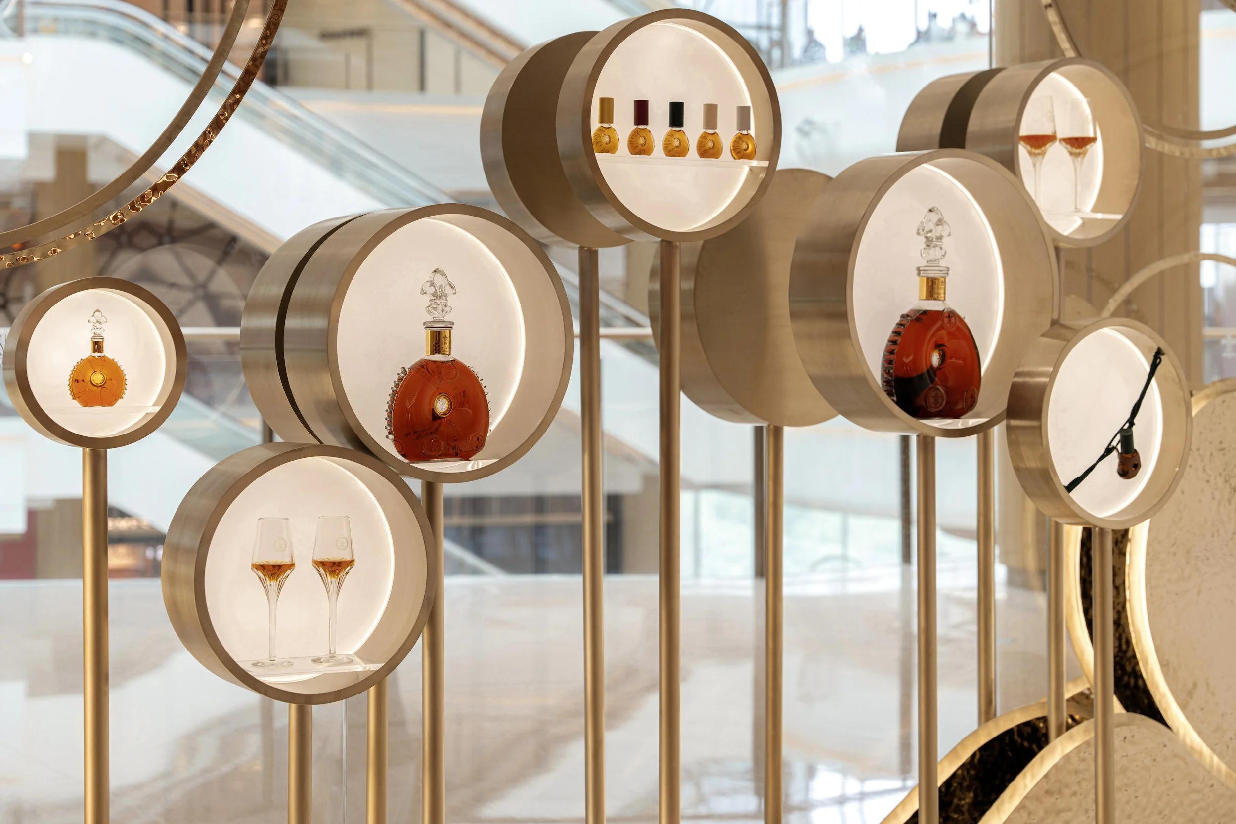  Conception d'espaces pour la mise en valeur des produits Louis XIII sur différents points de vente, à l'internationale - Conception des décors - Conseils matériaux - Élaboration des plans et des guidelines merchandising.  _   Design of spaces to sho