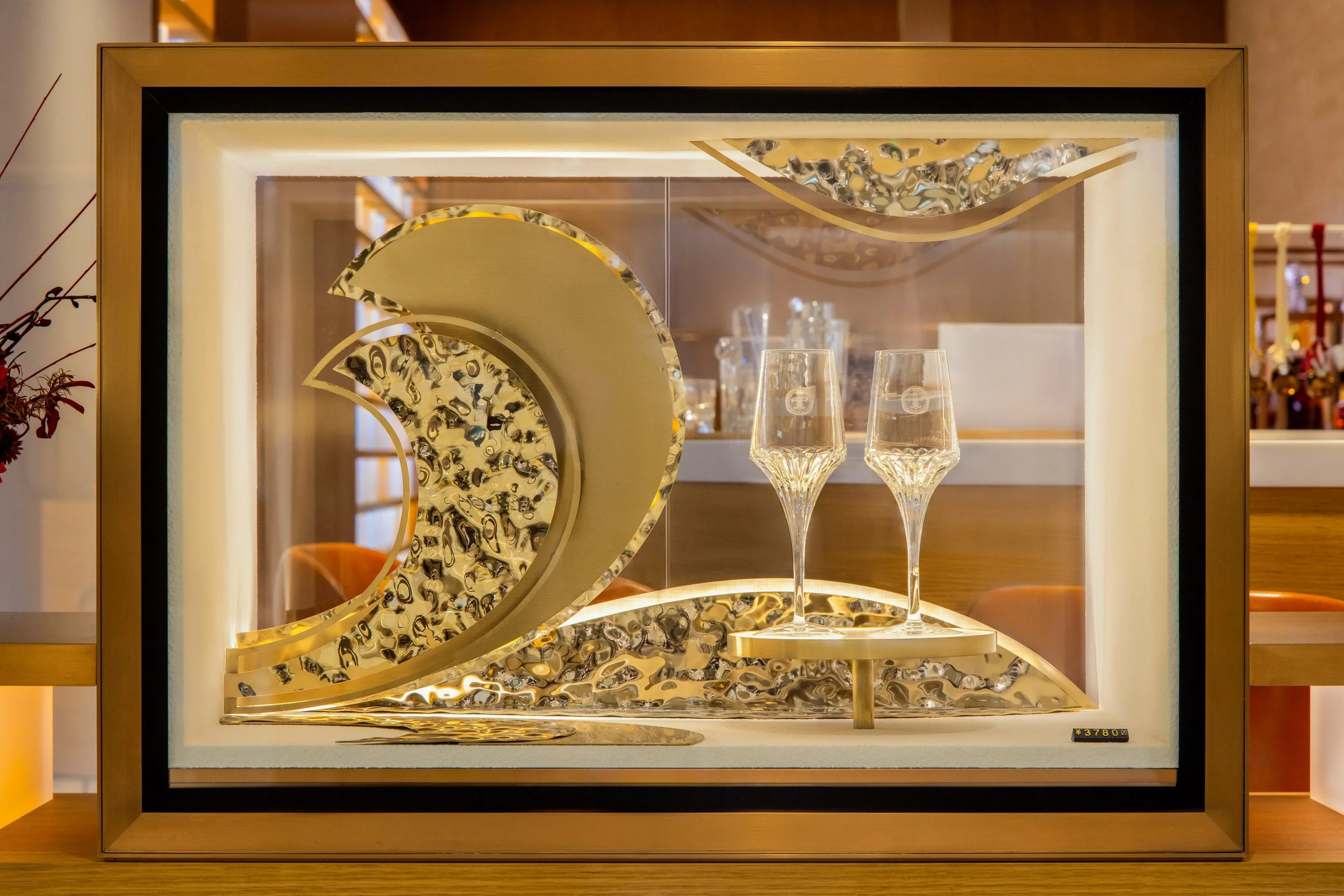  Conception d'espaces pour la mise en valeur des produits Louis XIII sur différents points de vente, à l'internationale - Conception des décors - Conseils matériaux - Élaboration des plans et des guidelines merchandising.  _   Design of spaces to sho