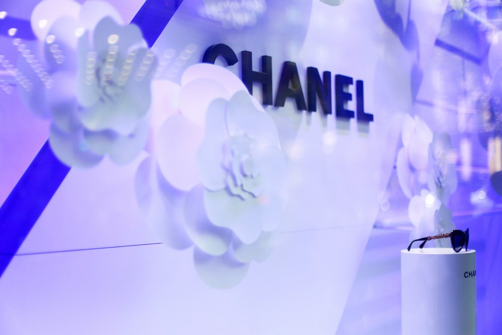 Conception du décor de vitrine pour la mise en avant de la nouvelle collection CHANEL Eyewear. De la prise de brief marketing à l’implantation sur le point de vente, en passant par la mise au point des plans, la recherche et la mise en concurrence