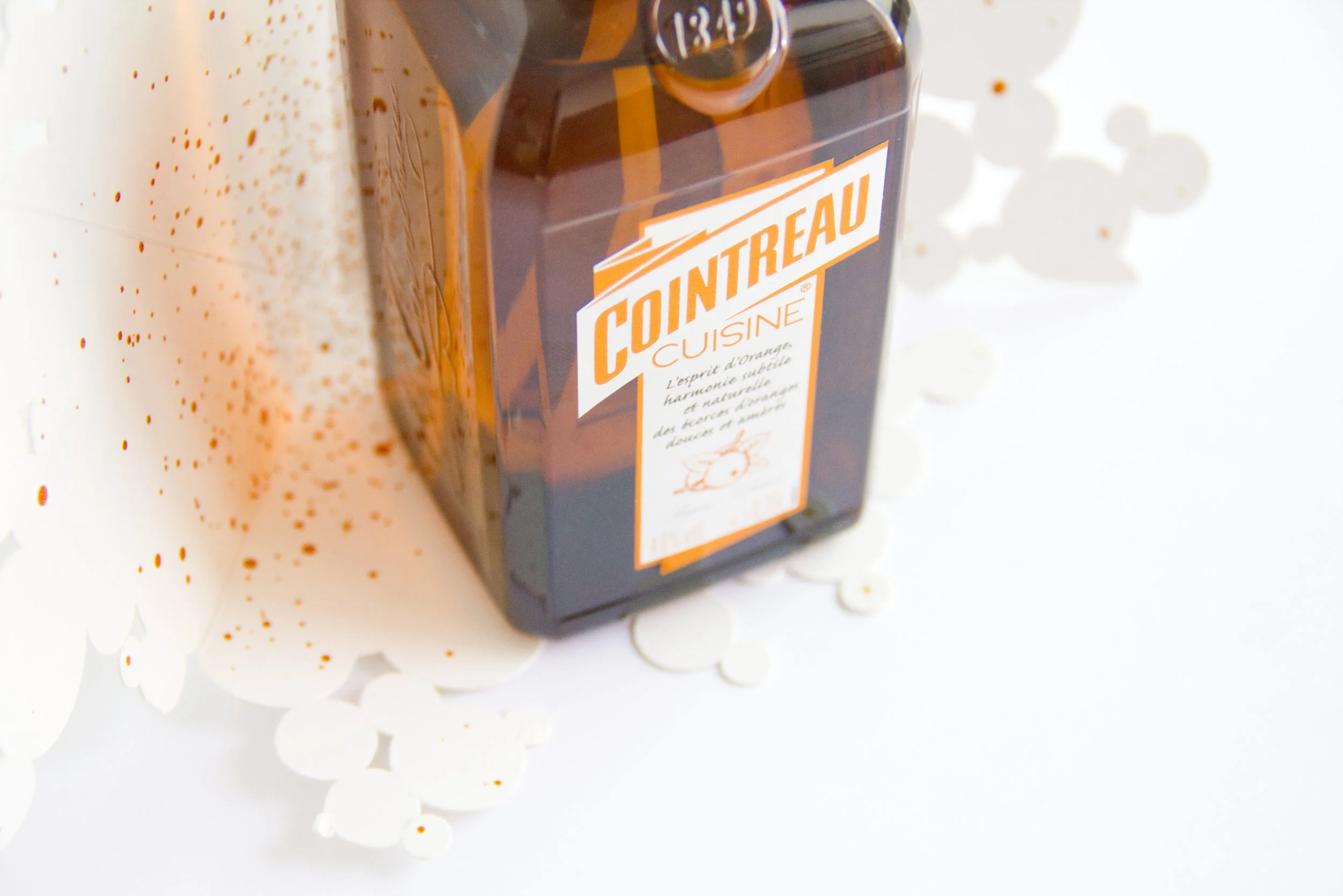  Conception d’un glorifier pour la mise en valeur du nouveau  Cointreau Cuisine  lors de son lancement.   Conception of a glorifier to highlight the new sprayable “Cointreau Cuisine” on the point of sales.  
