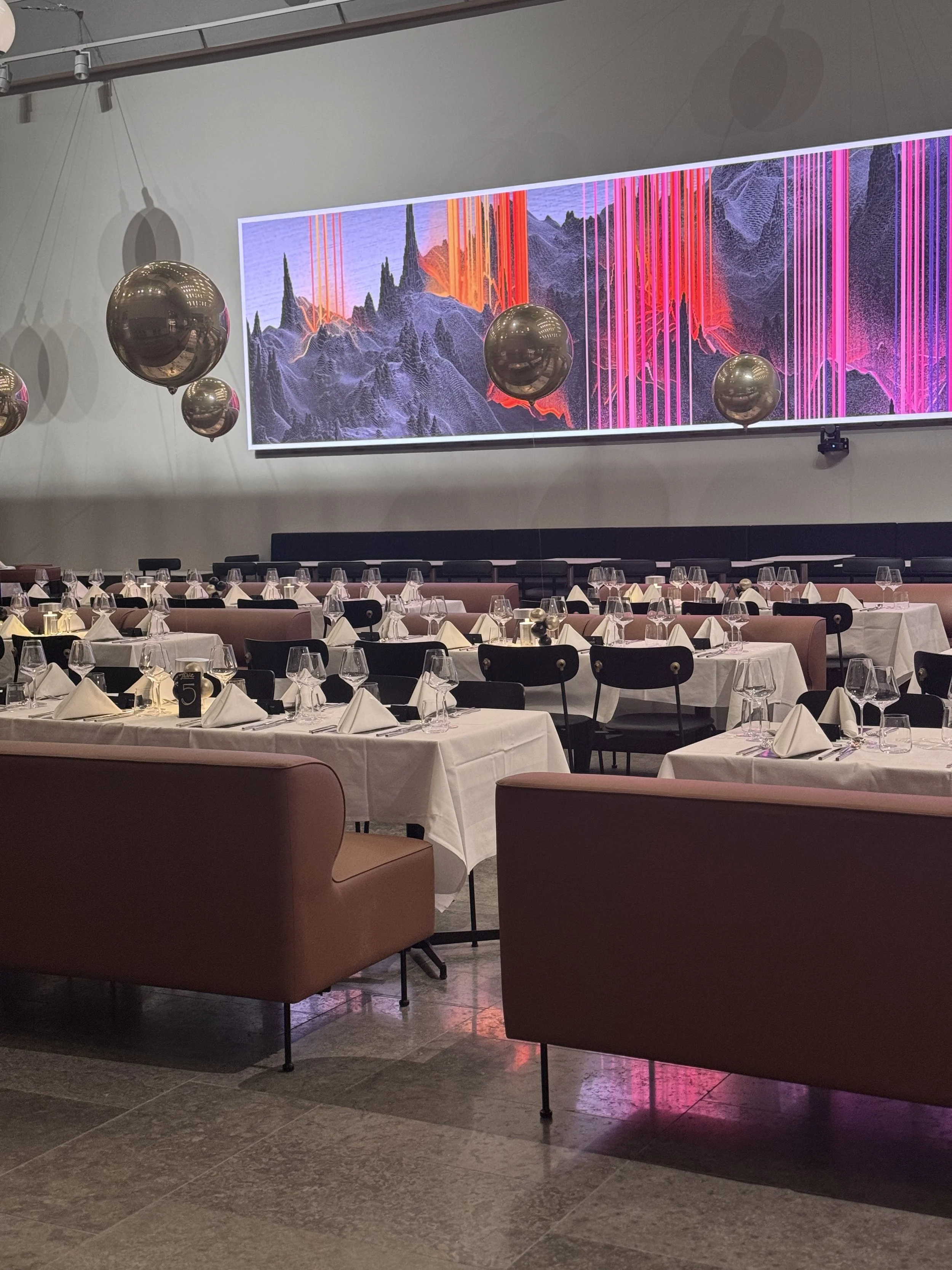 An atmospheric Christmas dinner in the evening – a flavoursome buffet and a lovely setting for an evening of good food and great company.
