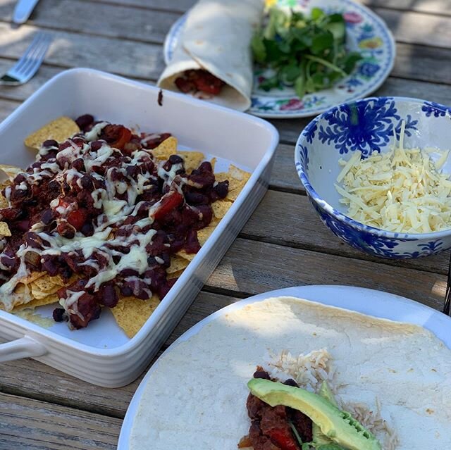 This was our #alfresco lunch  today....Veggie Chilli😋, based on another @bosh.tv . I keep coming back to this super tasty rich veggie chilli. It&rsquo;s great to have in the fridge because it&rsquo;s so versatile! As you can see we&rsquo;ve opted fo