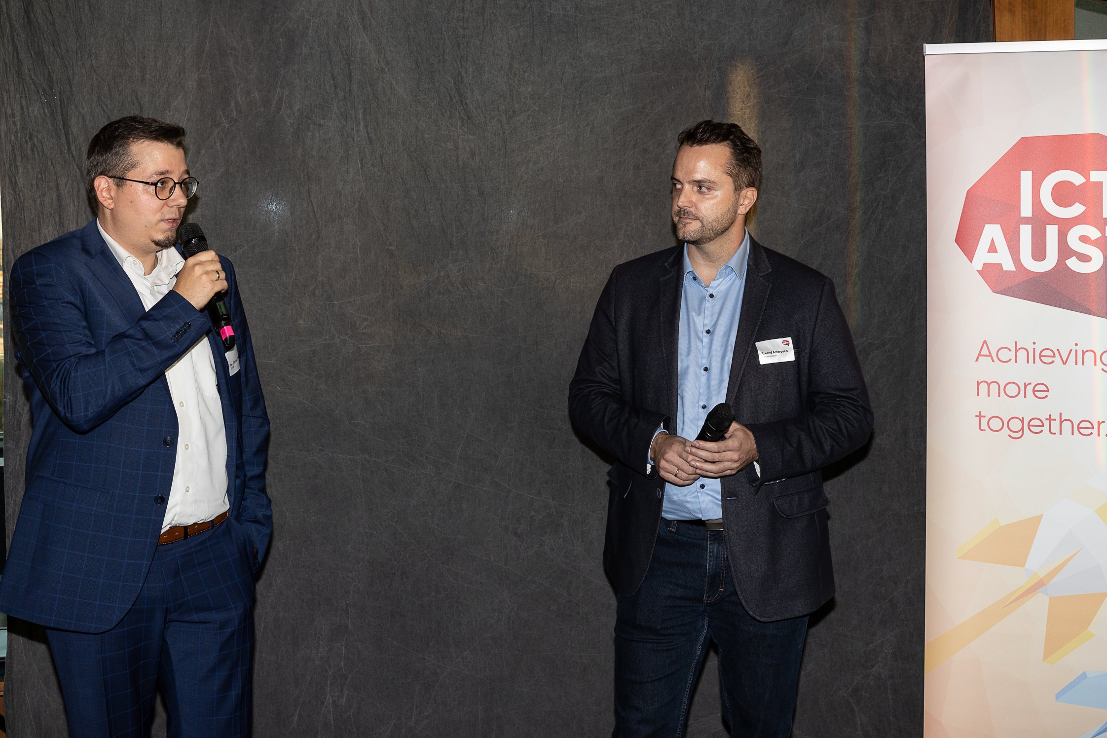 Florian Pauker (Projektleiter Digital Operations, EVVA) und Roland Ambrosch (Head of Digital Factory, K-Businesscom)