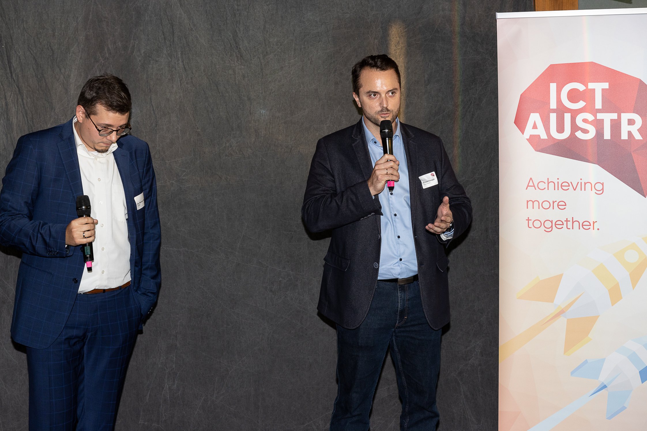 Florian Pauker (Projektleiter Digital Operations, EVVA) und Roland Ambrosch (Head of Digital Factory, K-Businesscom)