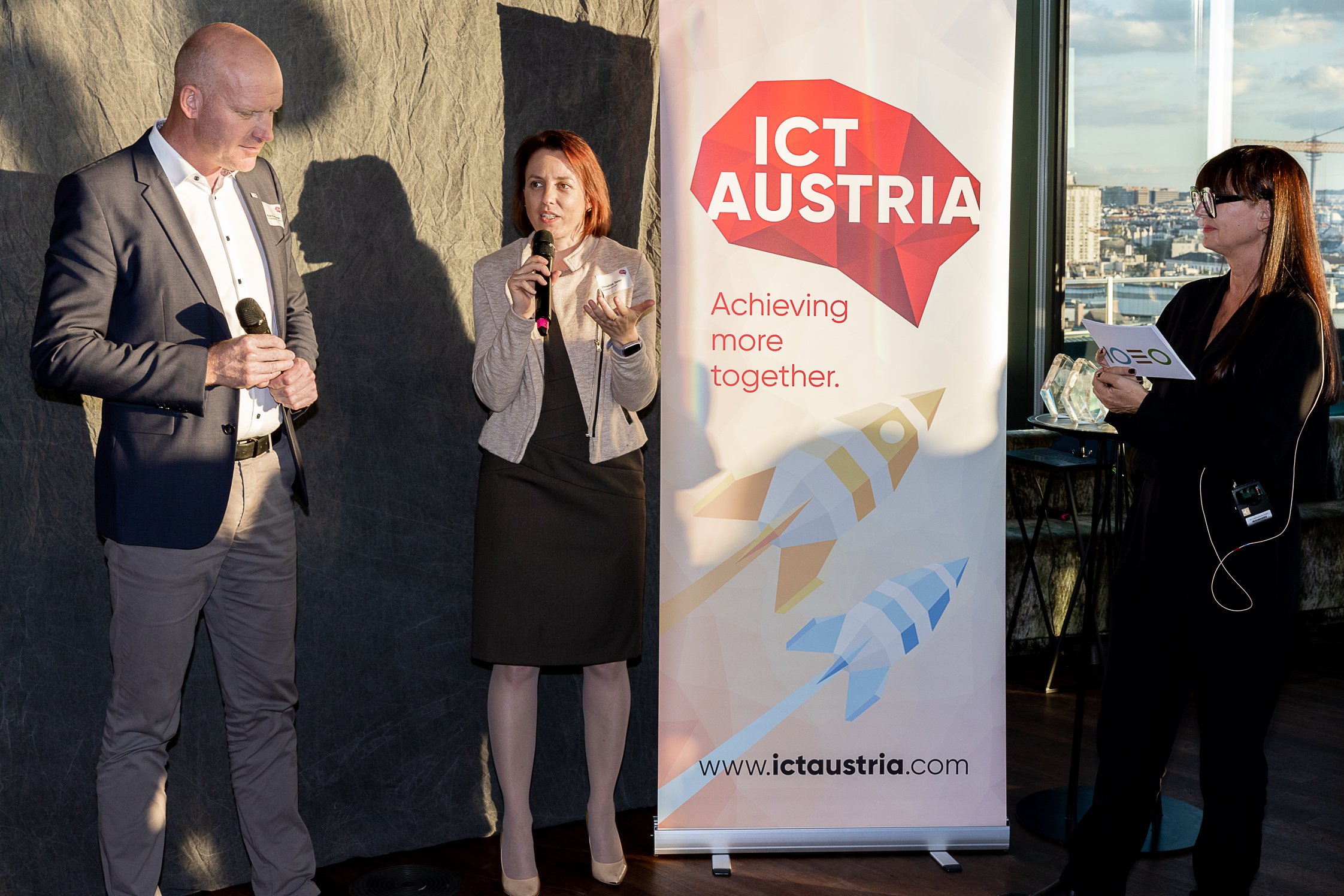 Robert Punzenberger (FIX Gebäudesicherheit + Service GmbH), Christine Geier (Workheld) und Moderatorin Verena Kuen (Innovation 1030)