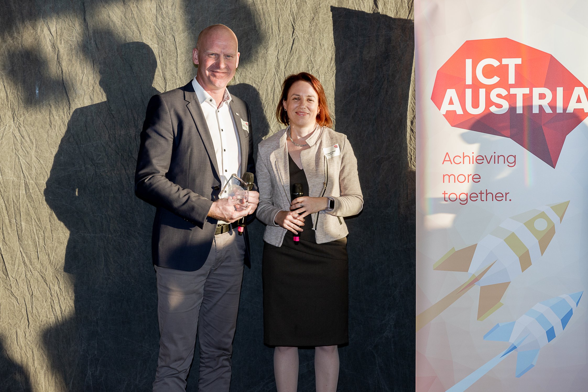 Robert Punzenberger (FIX Gebäudesicherheit + Service GmbH) und Christine Geier (Workheld)