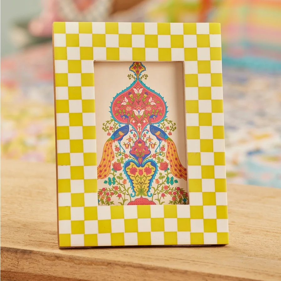 yellow+checked+photo+frame.png