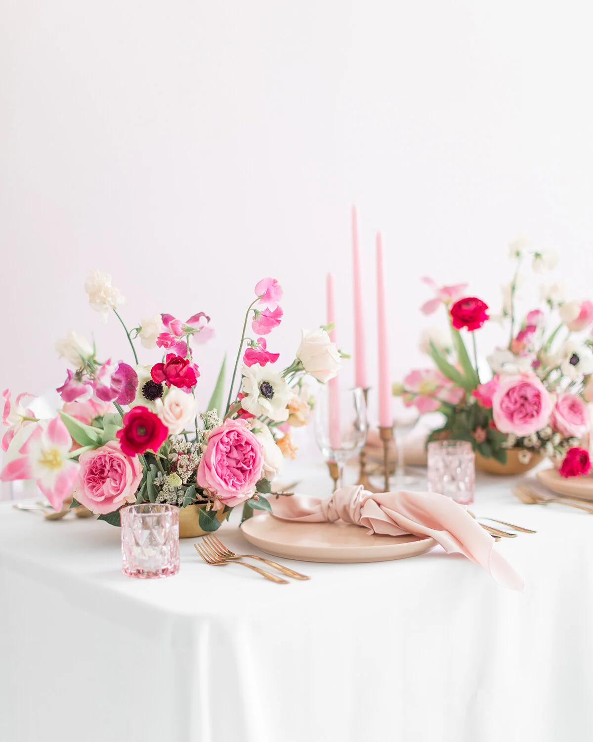  beautiful bright pink table setting inspiration floral table setting spring wedding inspiration utah weddings florette inspiration ideas and goals for new brides wedding inspiration beautiful floral arrangements unique floral arrangements for table 
