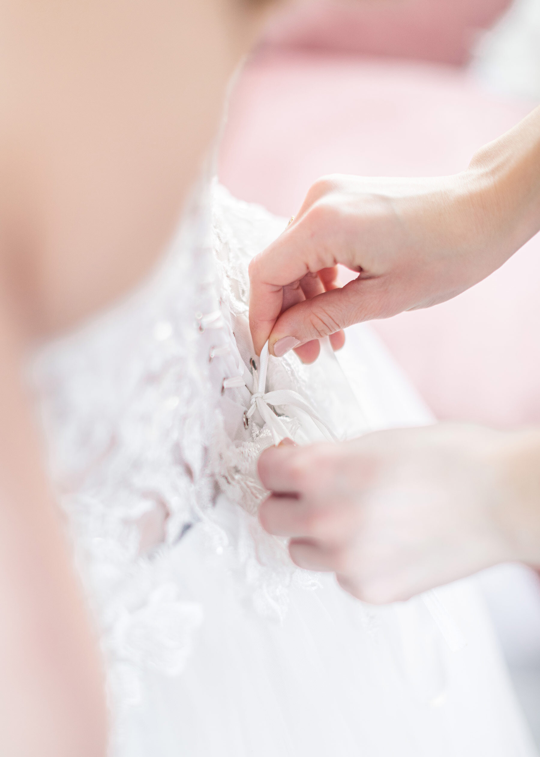  Utah Valley photographer, Clarity Lane captures this mother of the bride tying up her daughter's wedding dress on her wedding morning. corset wedding dress back mother tying wedding dress on wedding morning Utah Vally wedding photographer #ClarityLa