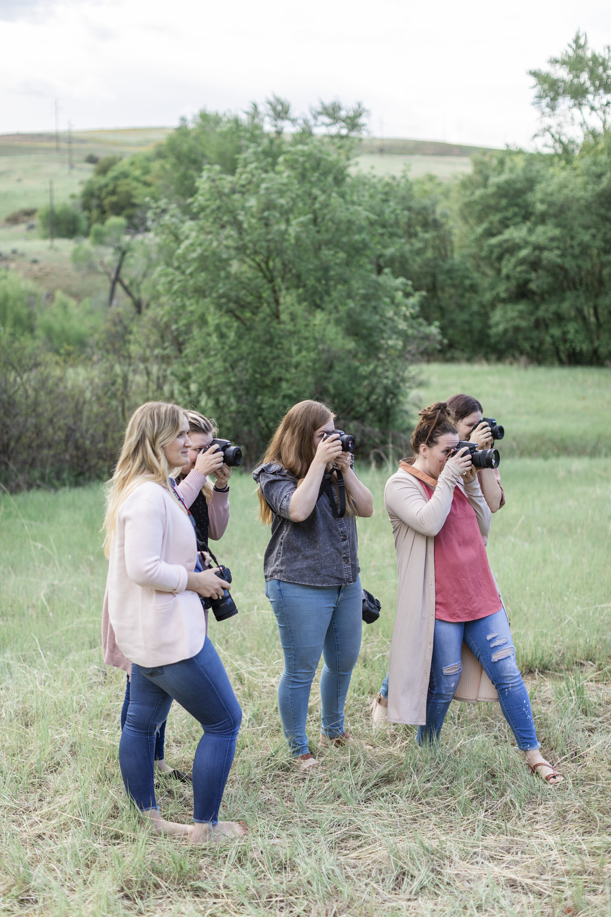 Clarity Lane Photography hosts a wedding day workshop in Logan Utah she captures photo of those in attendance. photographers at work learning lighting and placement photography #claritylanephotography #claritylaneweddings #claritylaneworkshop #weddi