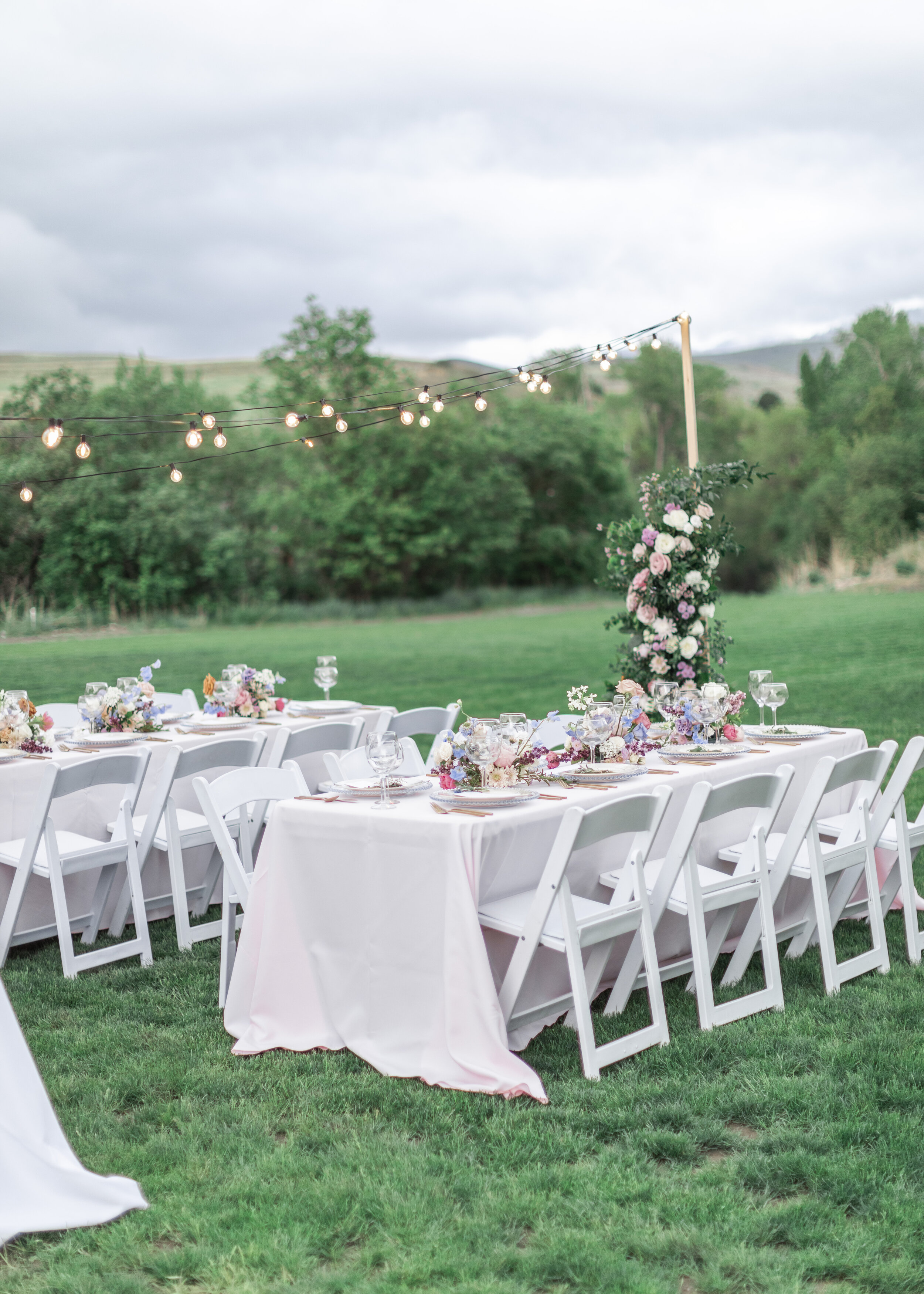  Clarity Lane Photography takes photographers through a whole wedding day in Logan,Utah and teaches them photo skills, featuring wedding dinner set-up. wedding reception set up outdoor table ideas #claritylanephotography #claritylaneweddings #clarity