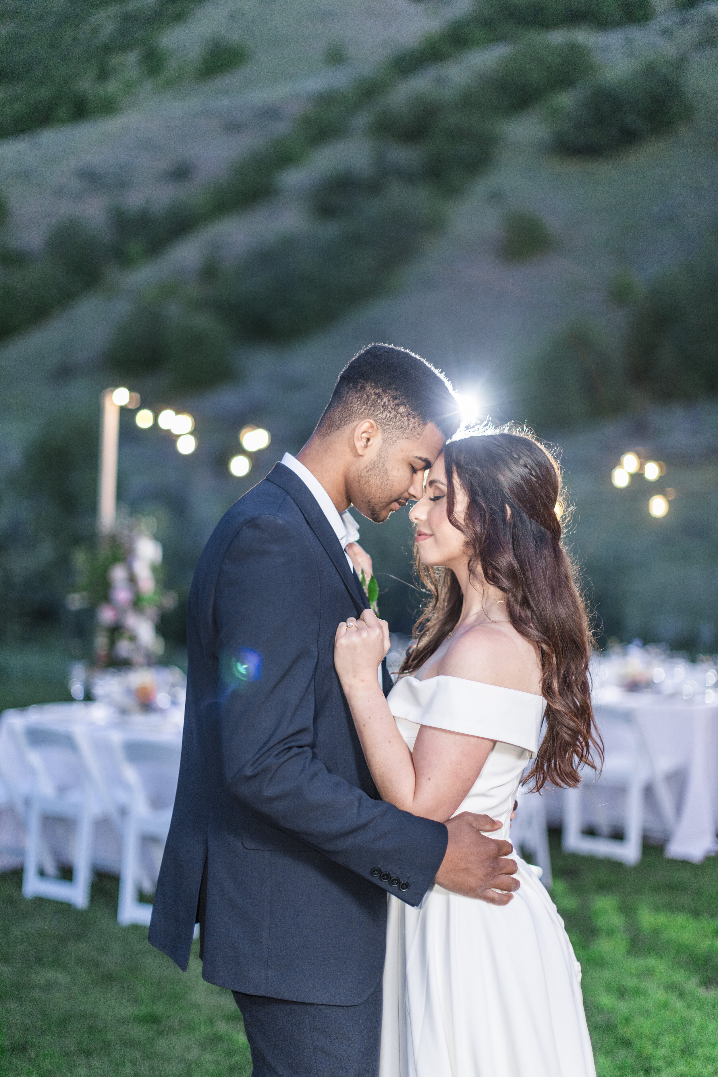  Wedding day workshop photo of bride and groom snuggling together under the setting sun by Clarity Lane Photography a professional Utah wedding photographer. learn photography photography workshops #claritylanephotography #claritylaneweddings #clarit