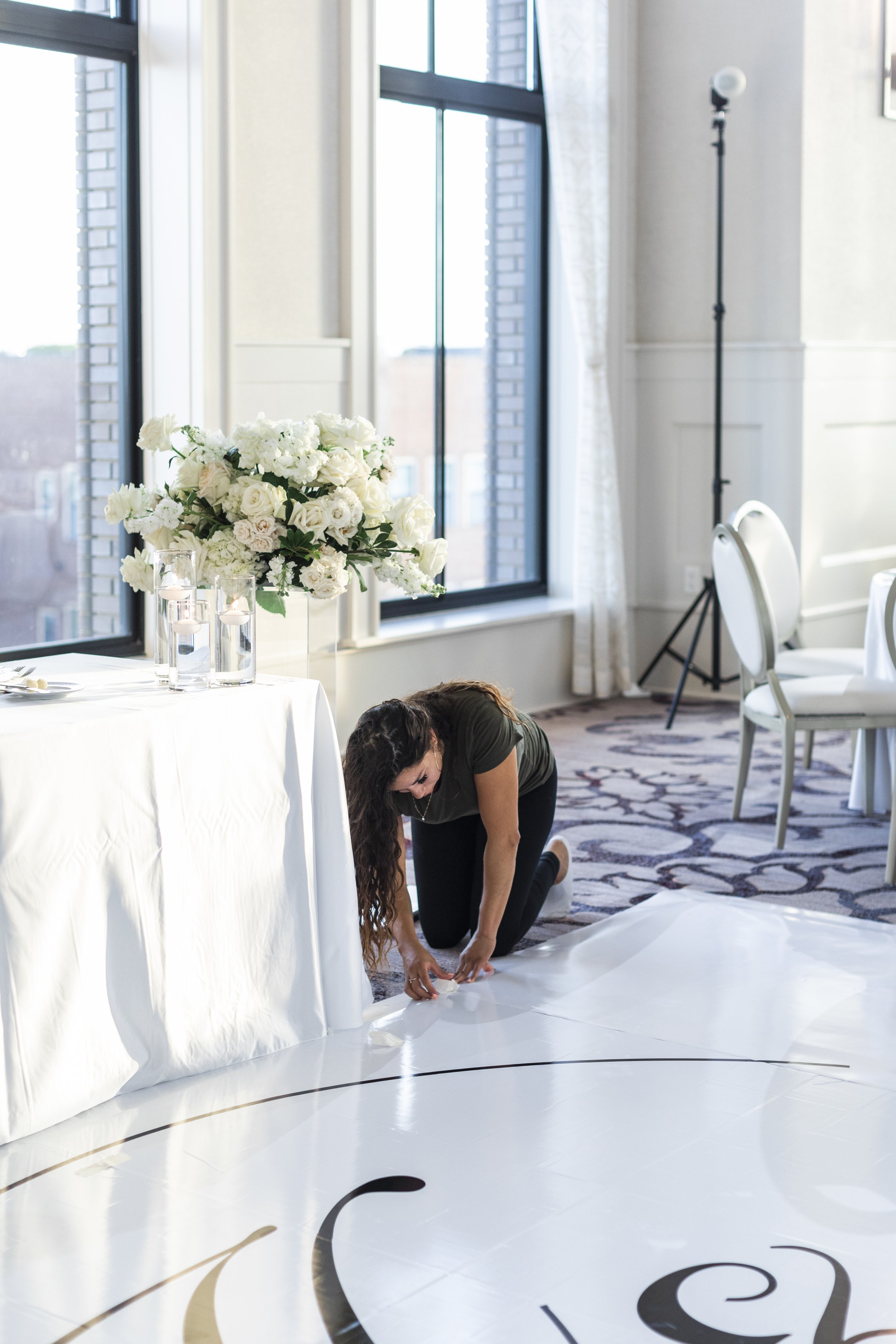  Savanna Richardson Photography captures a wedding planner working out details of a wedding. investing in your wedding Utah photog #savannarichardsonphotography #weddingplannervsvenuecooridnator #weddingphotographer #weddingphotographersUtah 