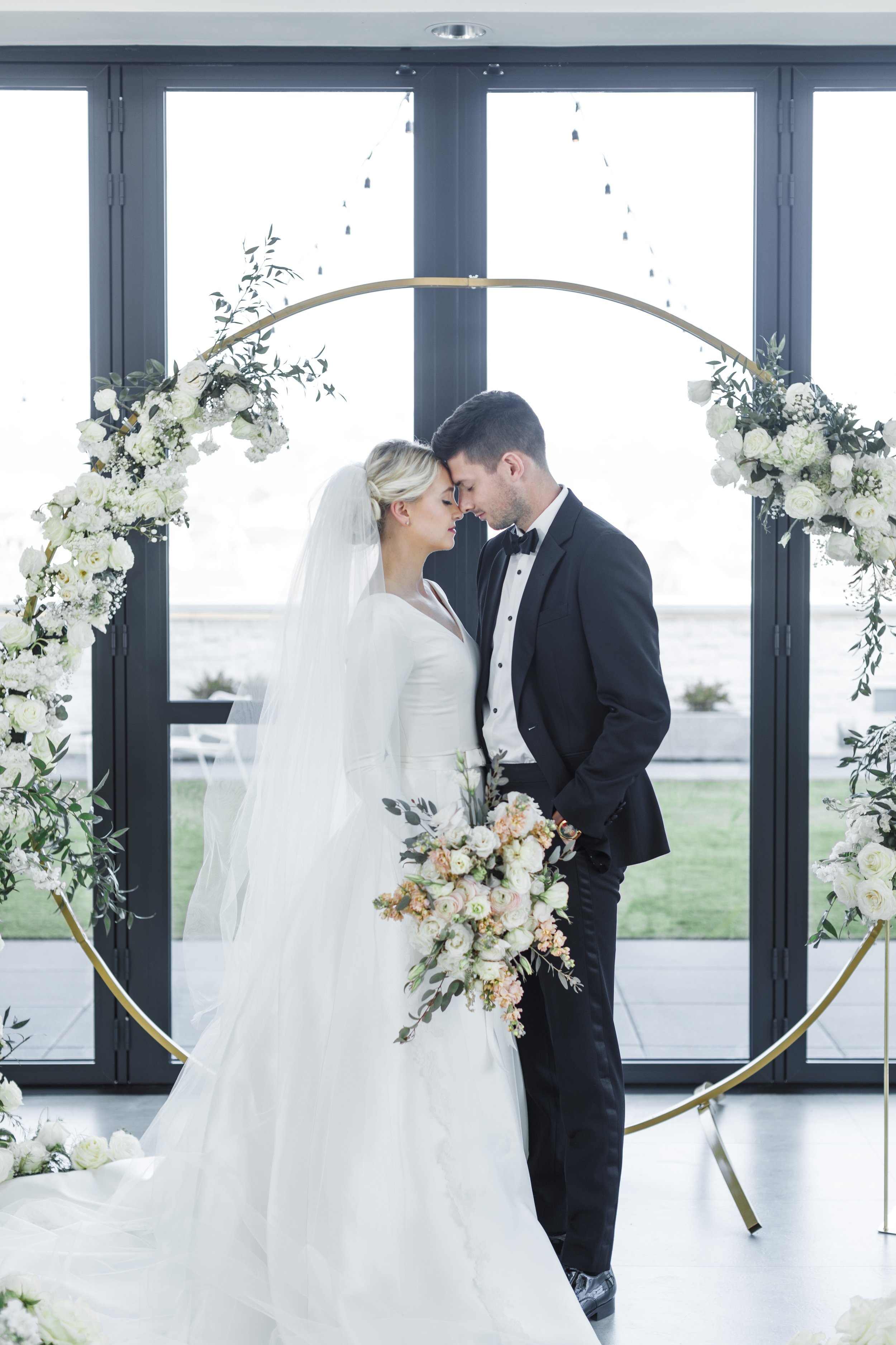  How to master backlit wedding photography from Savanna Richardson Photography. professional wedding photographer tips #savannarichardsonphotography #savannarichardsonweddings #backlitwedding #weddingphotographytips #Utahweddingphotographer 