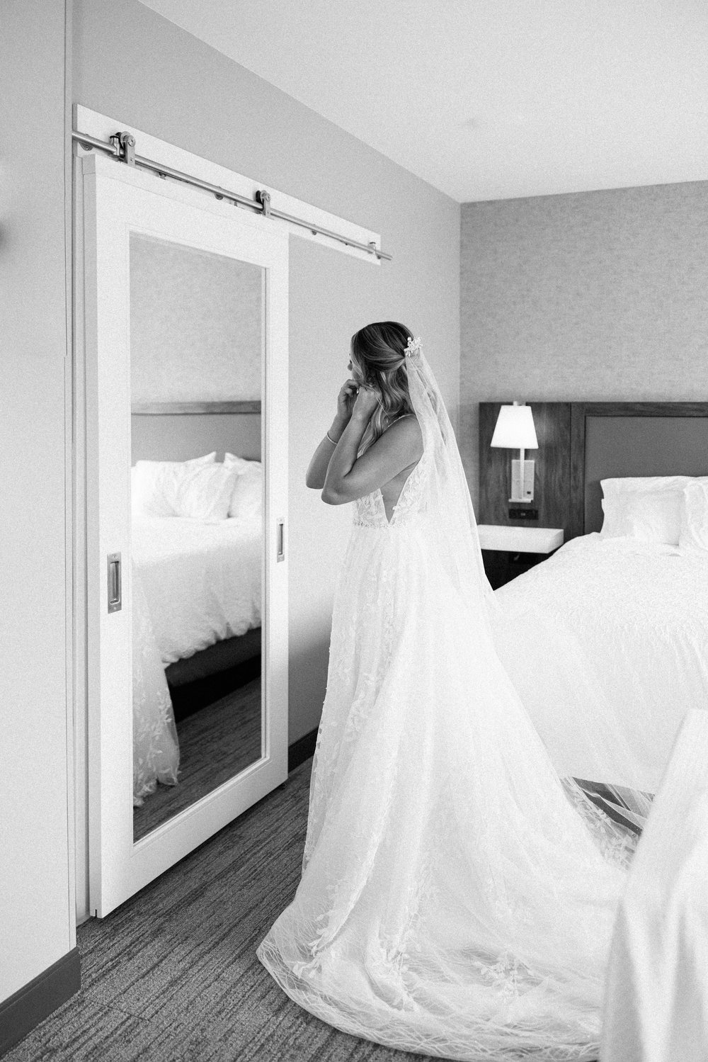  Wedding photographer Savanna Richardson Photography captures a bride putting on her earring at Quiet Meadow Farms. bridal portraits #SavannaRichardsonPhotography #SavannaRichardsonWeddings #QuietMeadowFarms #MapletonUTweddingphotographers 