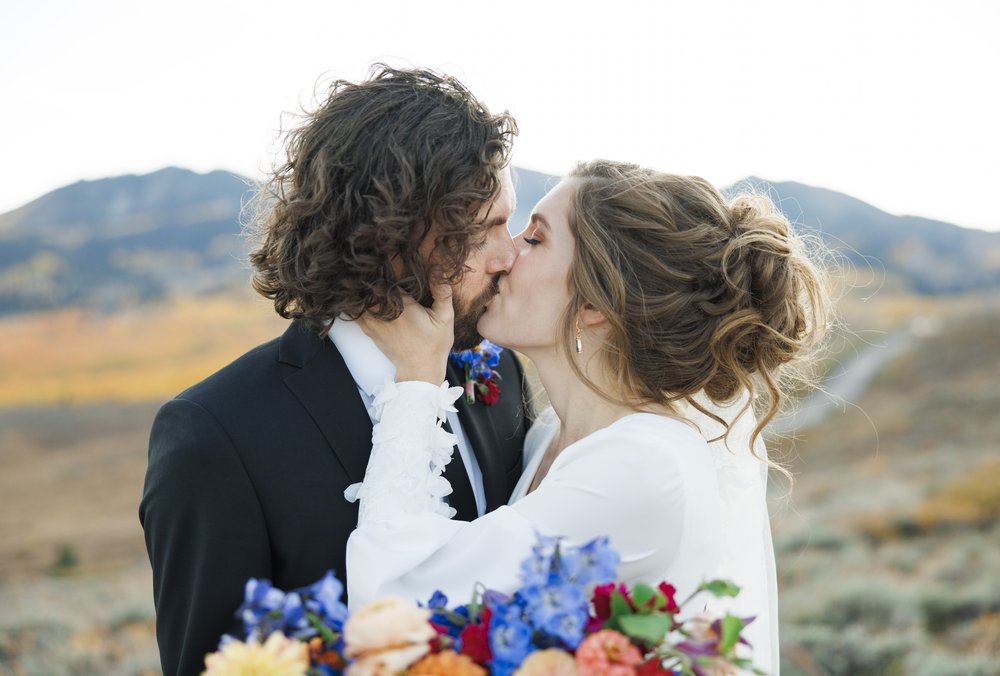  A bride and groom kiss at sunset during a formal session with Savanna Richardson Photography. timeless bridal portraits #SavannaRichardsonPhotography #SavannaRichardsonFormals #CottonwoodCanyon #WeddingFormals #SLCWedding #fallwed 