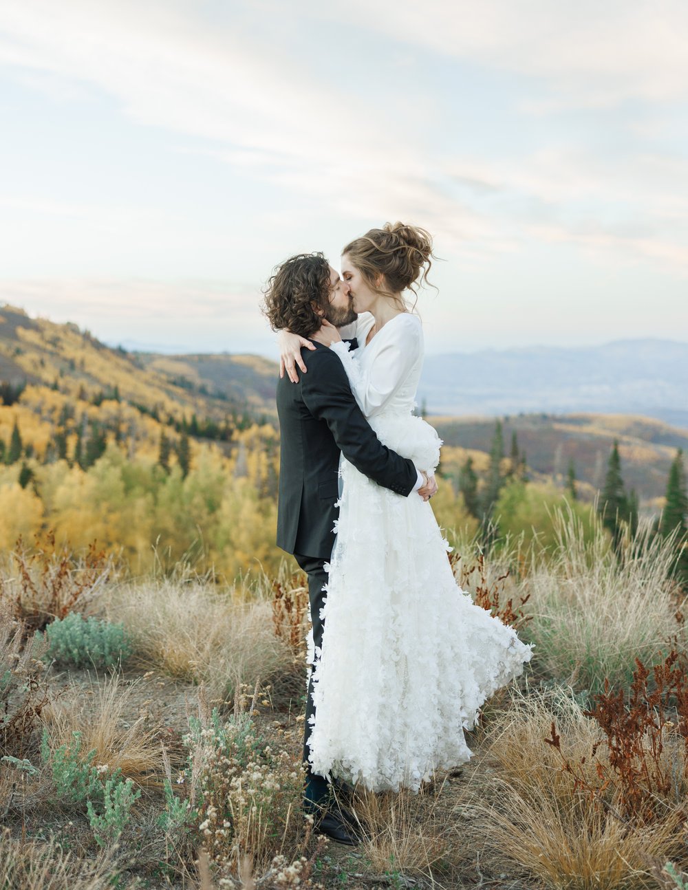  A timeless portrait of a bride and groom kissing in the Utah Mountains by Savanna Richardson Photography. classy timeless stunning #SavannaRichardsonPhotography #SavannaRichardsonFormals #CottonwoodCanyon #WeddingFormals #SLCWedding #fallwed 