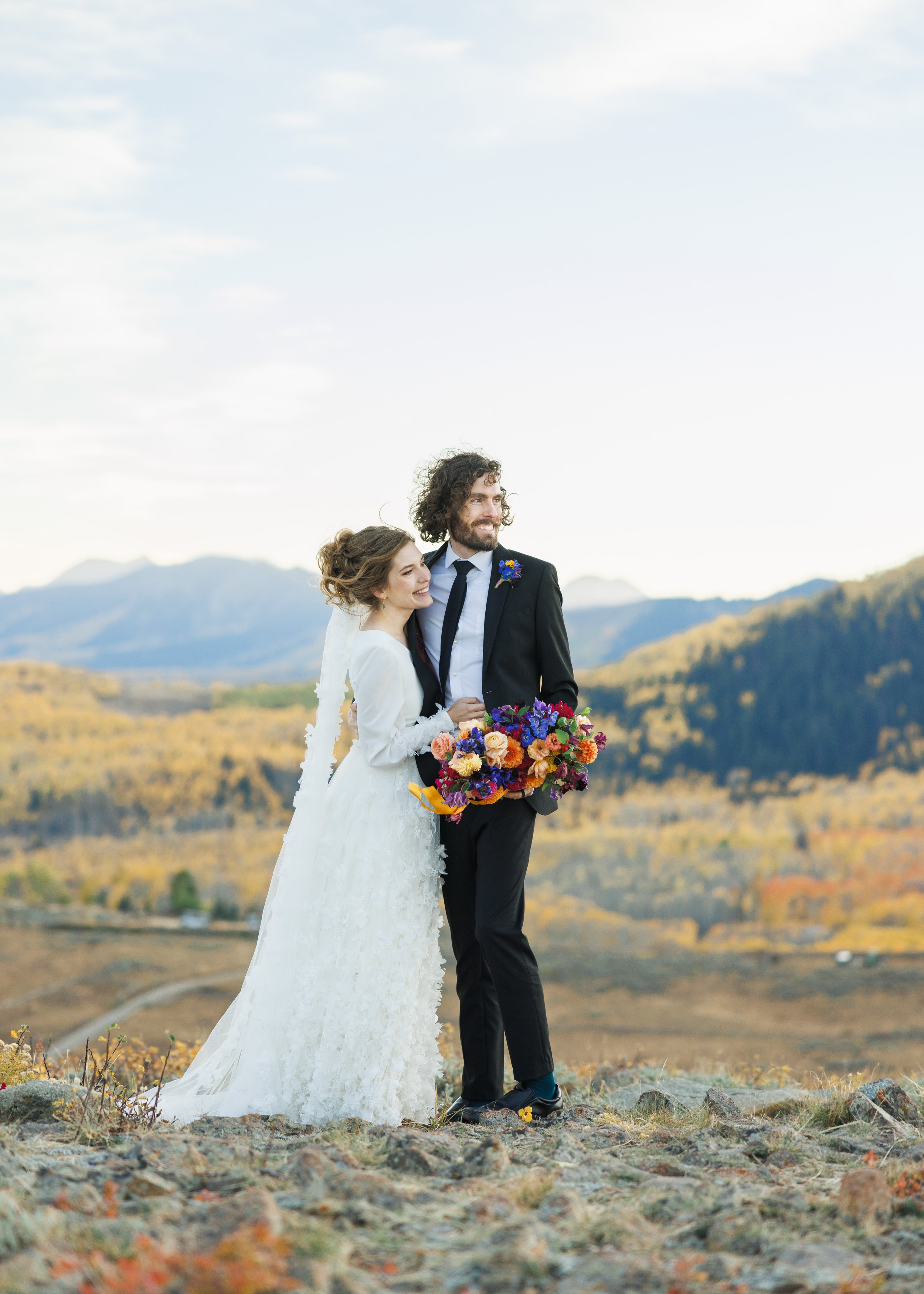  Wedding photographer Savanna Richardson Photography captures a wedding announcement portrait at Silver Lake. Silver Lake wedding formals #SavannaRichardsonPhotography #SavannaRichardsonFormals #CottonwoodCanyon #WeddingFormals #SLCWedding #fallwed 