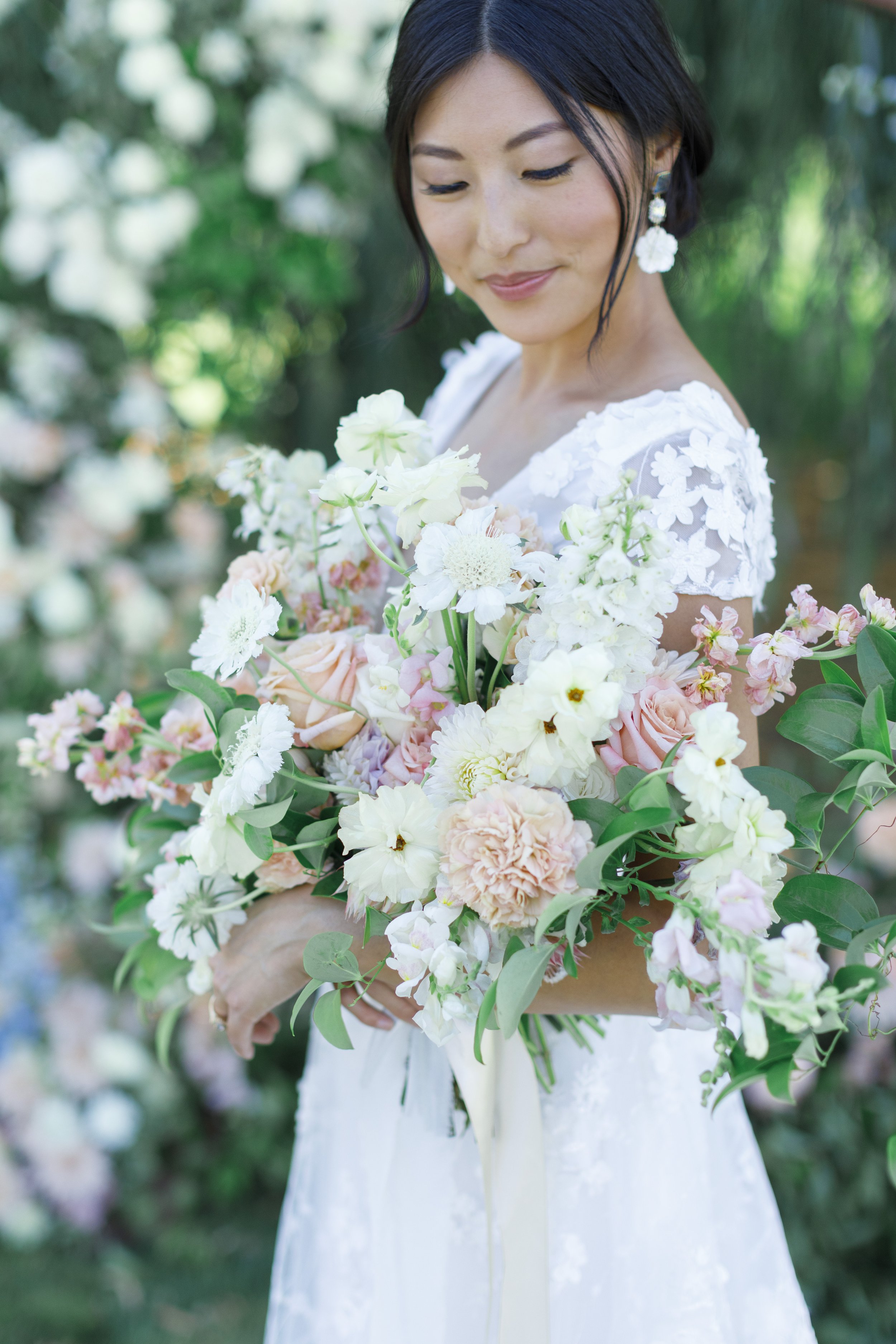  A spring bridal bouquet with blush pink and white flowers captured by Savanna Richardson Photography. spring wedding #SavannaRichardsonPhotography #SavannaRichardsonWeddings #bridals #formals #bouquets #Utahweddingphotographers #Wedding 