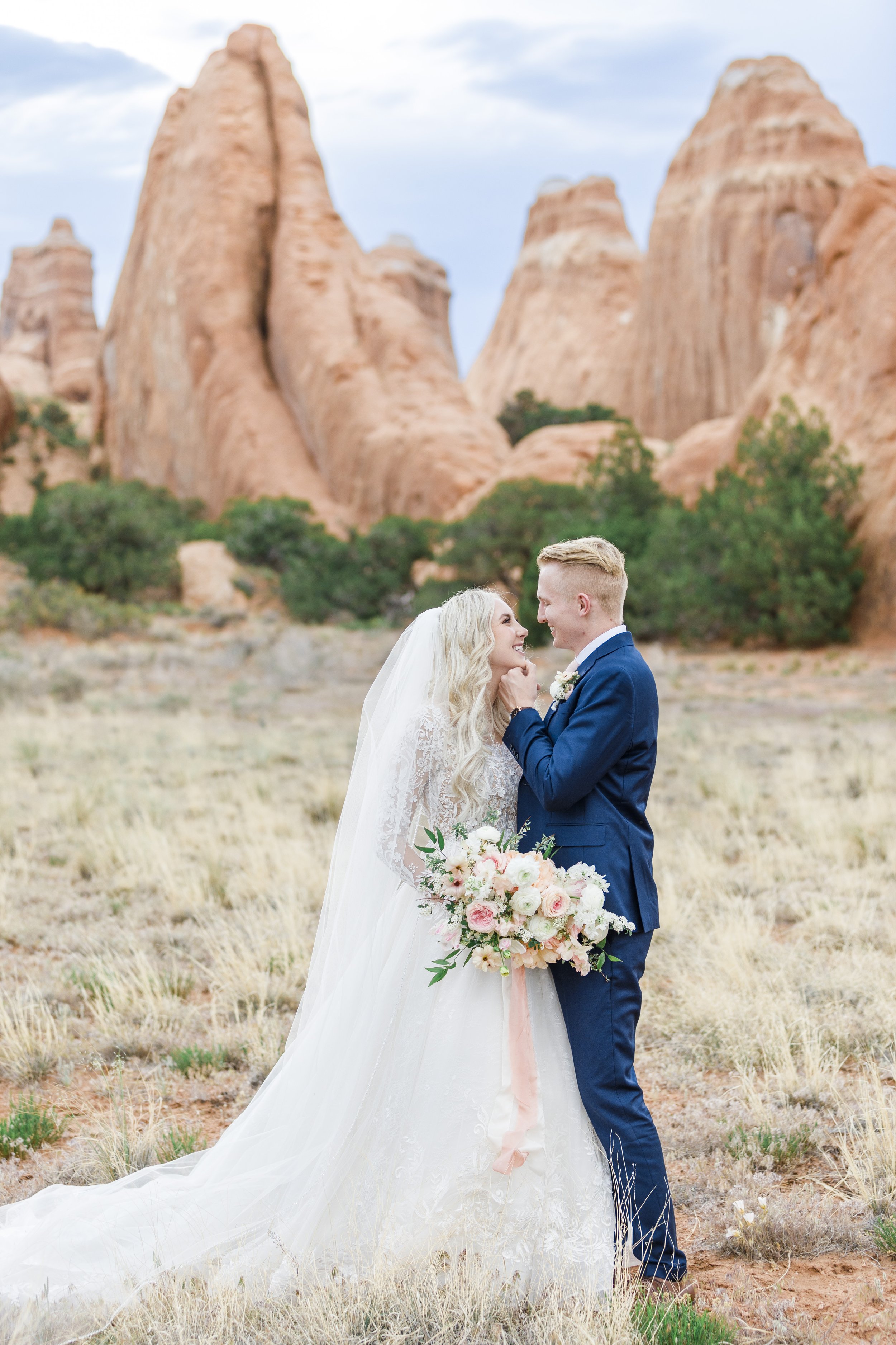  Wedding formals with the bride and groom and red rock behind them by Savanna Richardson Photography. pink rock formals #SavannaRichardsonPhotography #SavannaRichardsonWeddings #bridals #formals #bouquets #Utahweddingphotographers #Wedding 