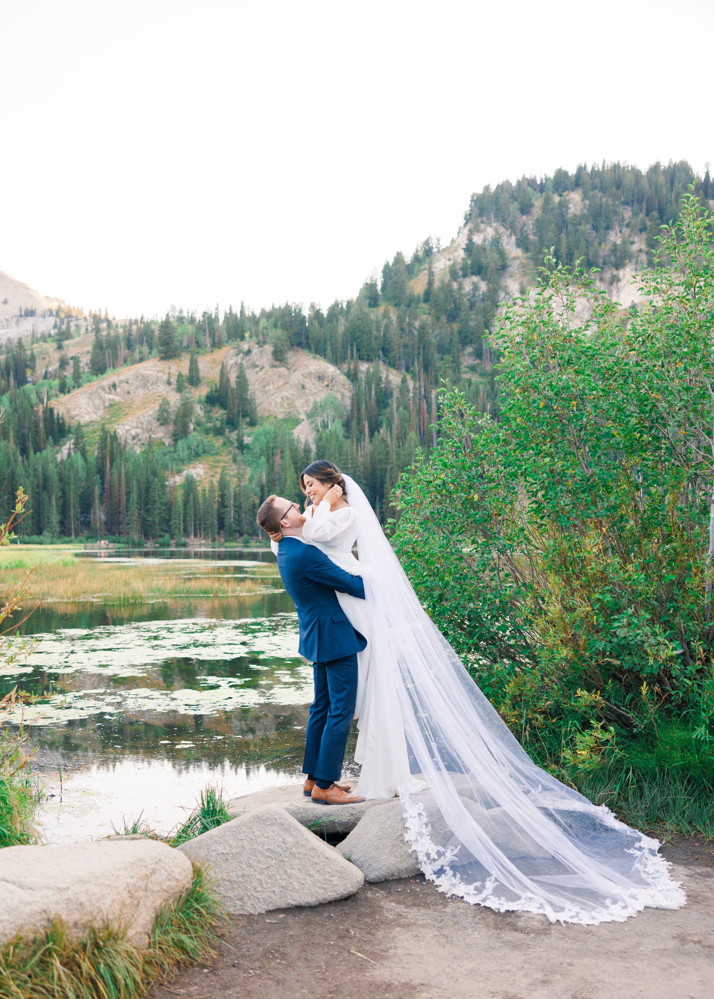  A bride and groom in the Utah mountains hugging captured by Savanna Richardson Photography. mountain stream formals #SavannaRichardsonPhotography #SavannaRichardsonWeddings #bridals #formals #bouquets #Utahweddingphotographers #Wedding 