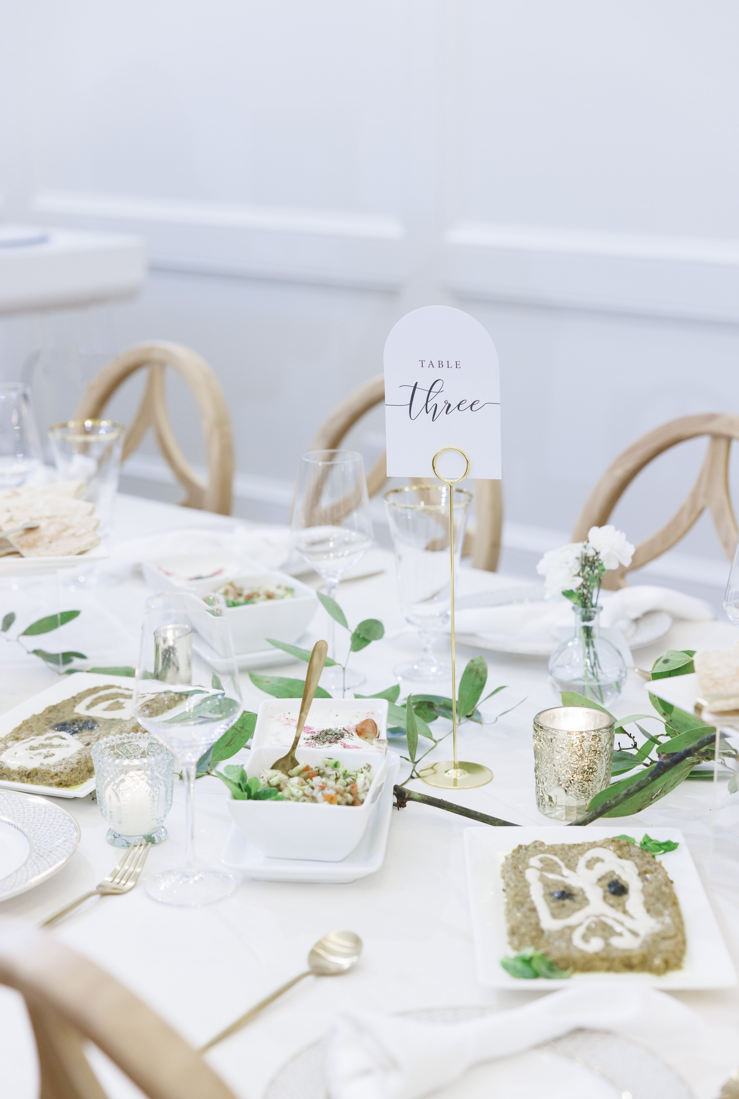  Wedding luncheon table decoration and set up with white tablecloths by Savanna Richardson Photography. wedding decor #SavannaRichardsonPhotography #SavannaRichardsonWeddings #NYEwedding #magicalwedding #snowywedding #holidaywedding #married 