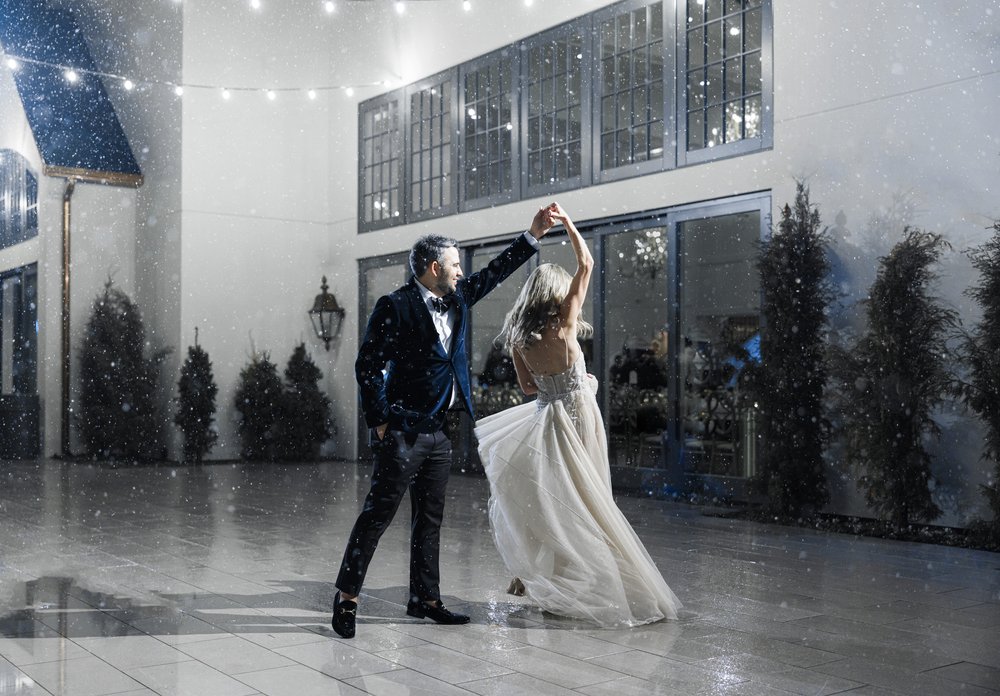  Husband and Wife dance at their wedding, Savanna Richardson Photography captures the dance with flash photography. flash photography #SavannaRichardsonPhotography #flashphotography #weddingportraits #photographyclass #photographytipsandtricks 