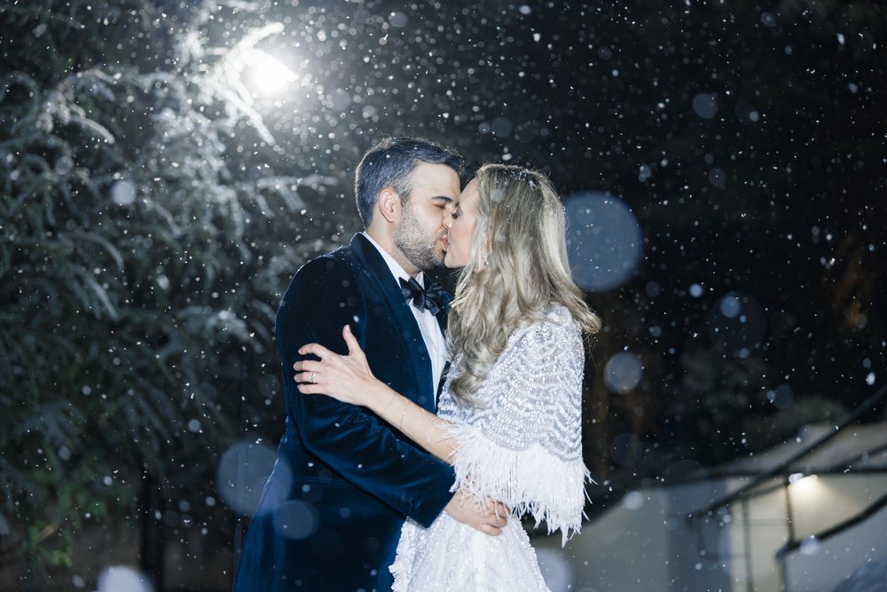  Tips on how to use flash photography outdoors at night with Savanna Richardson Photography. capturing outdoor night portraits #SavannaRichardsonPhotography #flashphotography #weddingportraits #photographyclass #photographytipsandtricks 