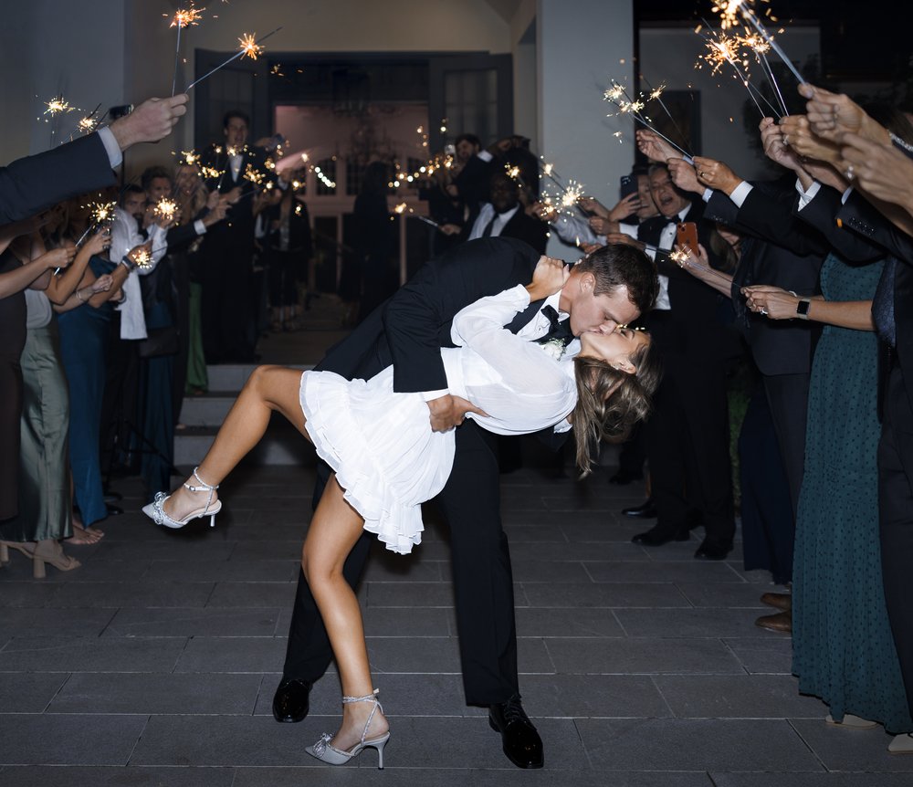  Savanna Richardson Photography gives tips about capturing the send-off with sparklers and newlyweds kissing. send off tips #SavannaRichardsonPhotography #SavannaRichardsonTips #WeddingTips #PhotographyTips #weddingrecepiton #flashphotography 