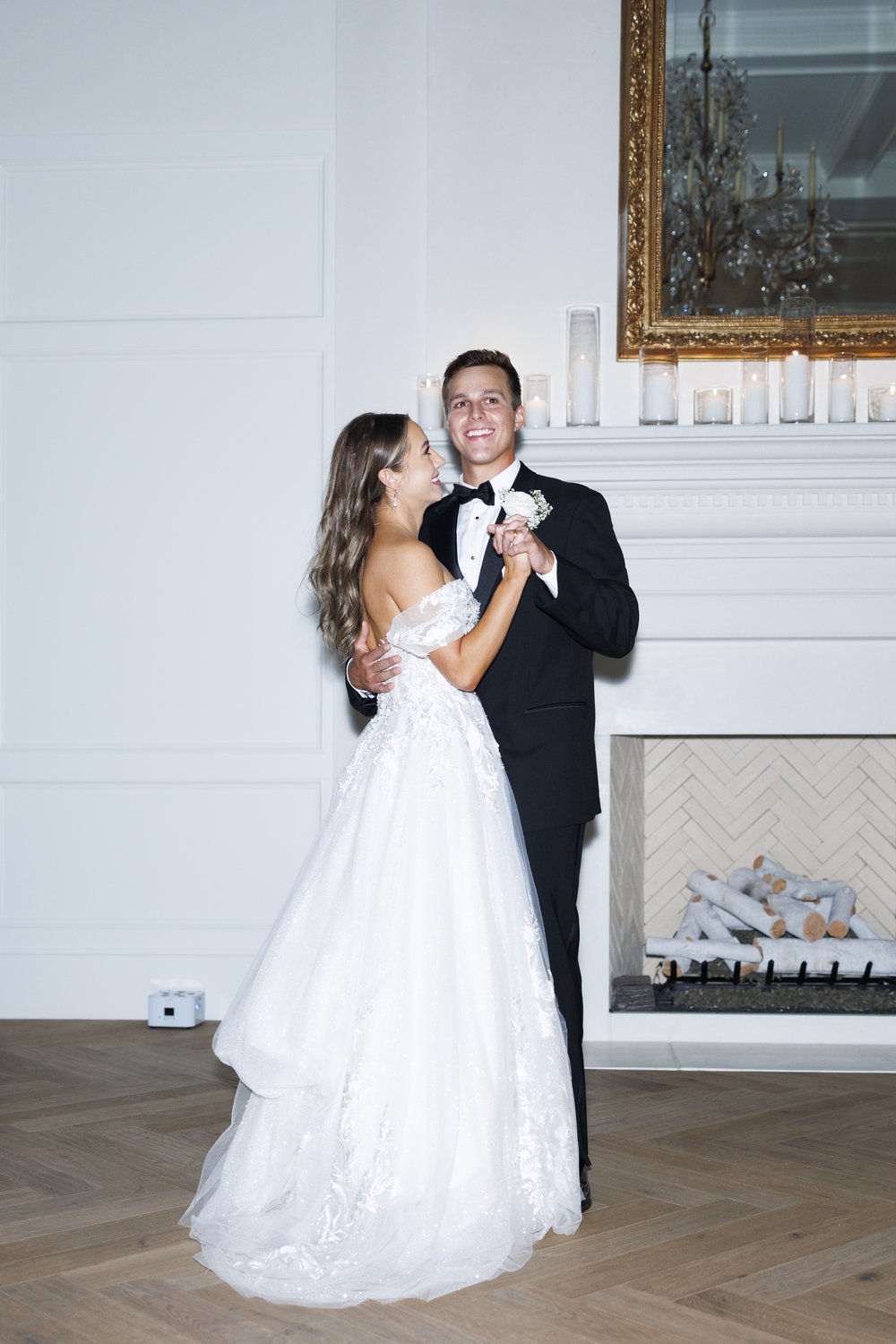  Savanna Richardson Photography gives step-by-step instructions on how to create flash photography at reception. trendy wedding #SavannaRichardsonPhotography #SavannaRichardsonTips #WeddingTips #PhotographyTips #weddingrecepiton #flashphotography 